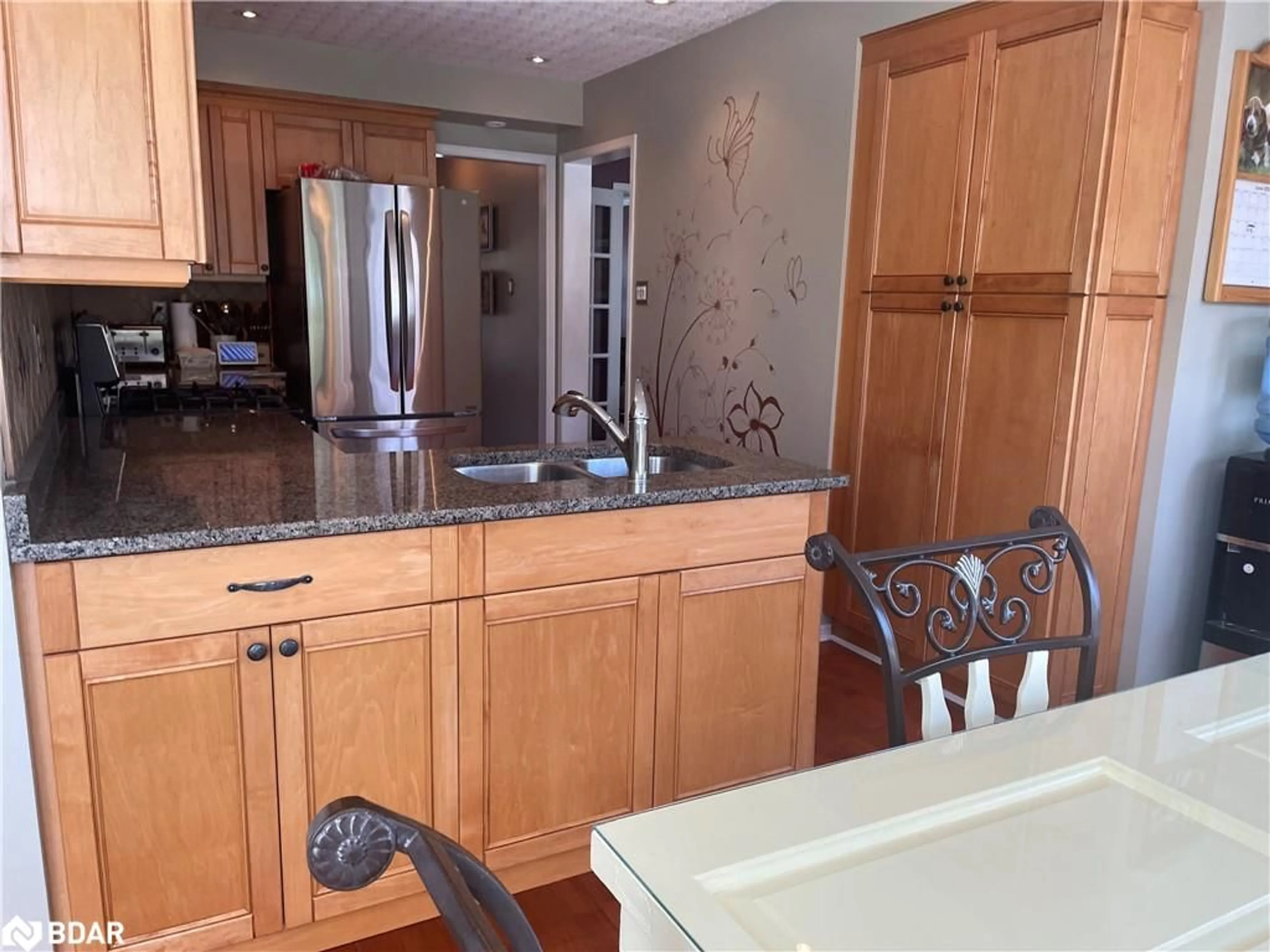 Open concept kitchen, ceramic/tile floor for 21 Barwick Dr, Barrie Ontario L4N 6Z7