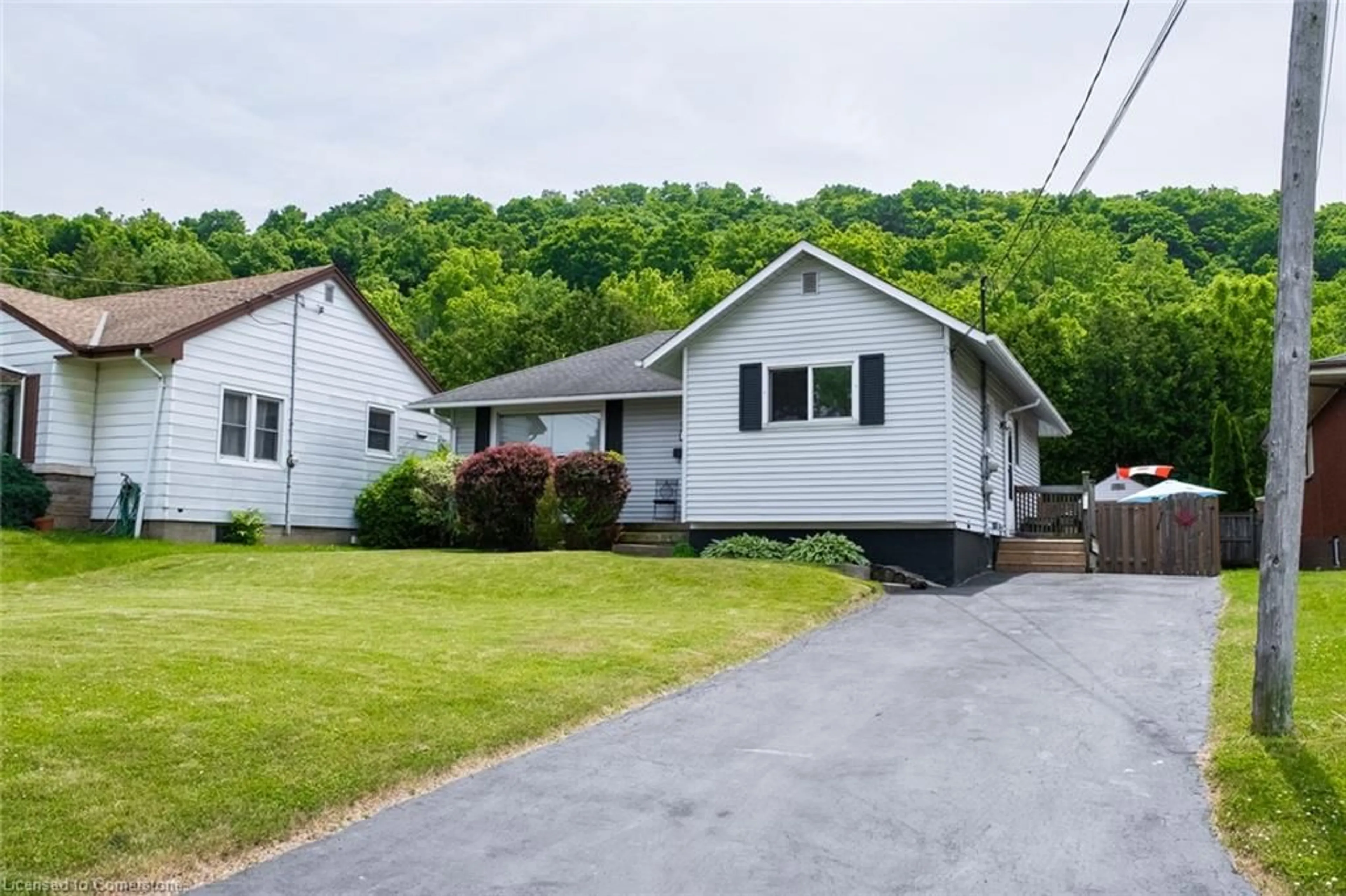 A pic from outside/outdoor area/front of a property/back of a property/a pic from drone, street for 15 Alba St, Stoney Creek Ontario L8G 1N9