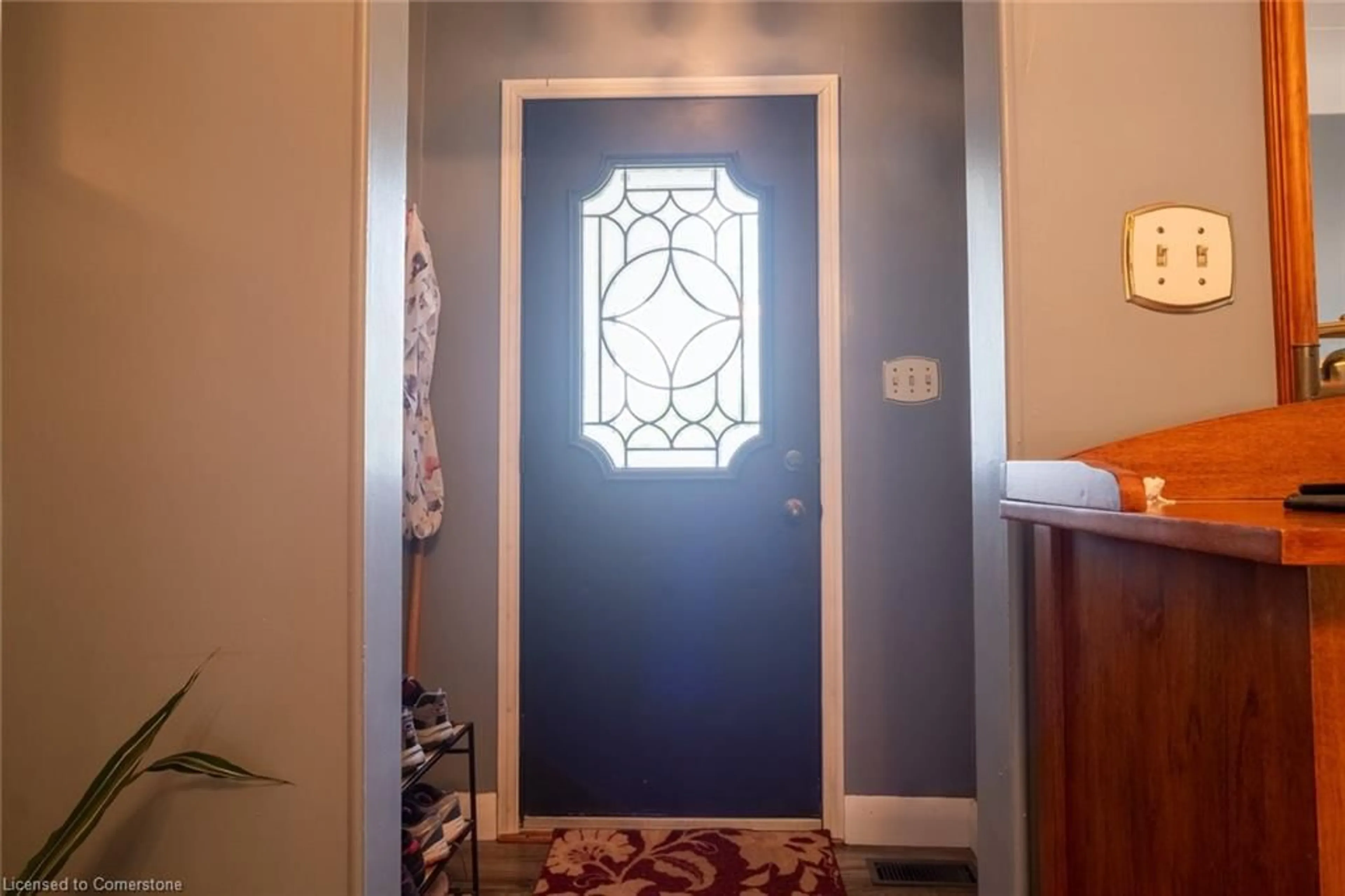 Indoor entryway for 15 Alba St, Stoney Creek Ontario L8G 1N9