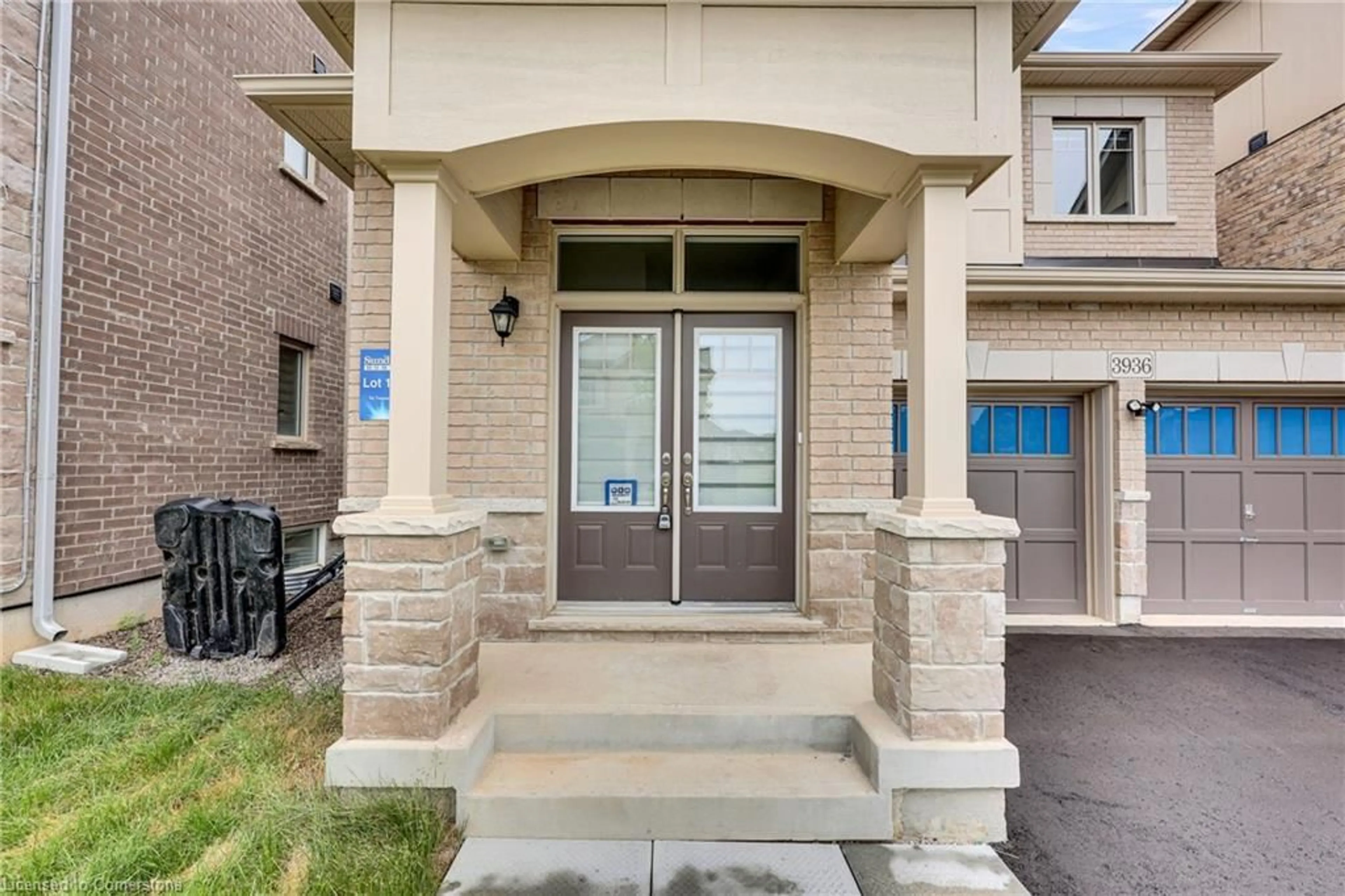 Indoor entryway for 3936 Leonardo Street St, Burlington Ontario L7M 0Z8