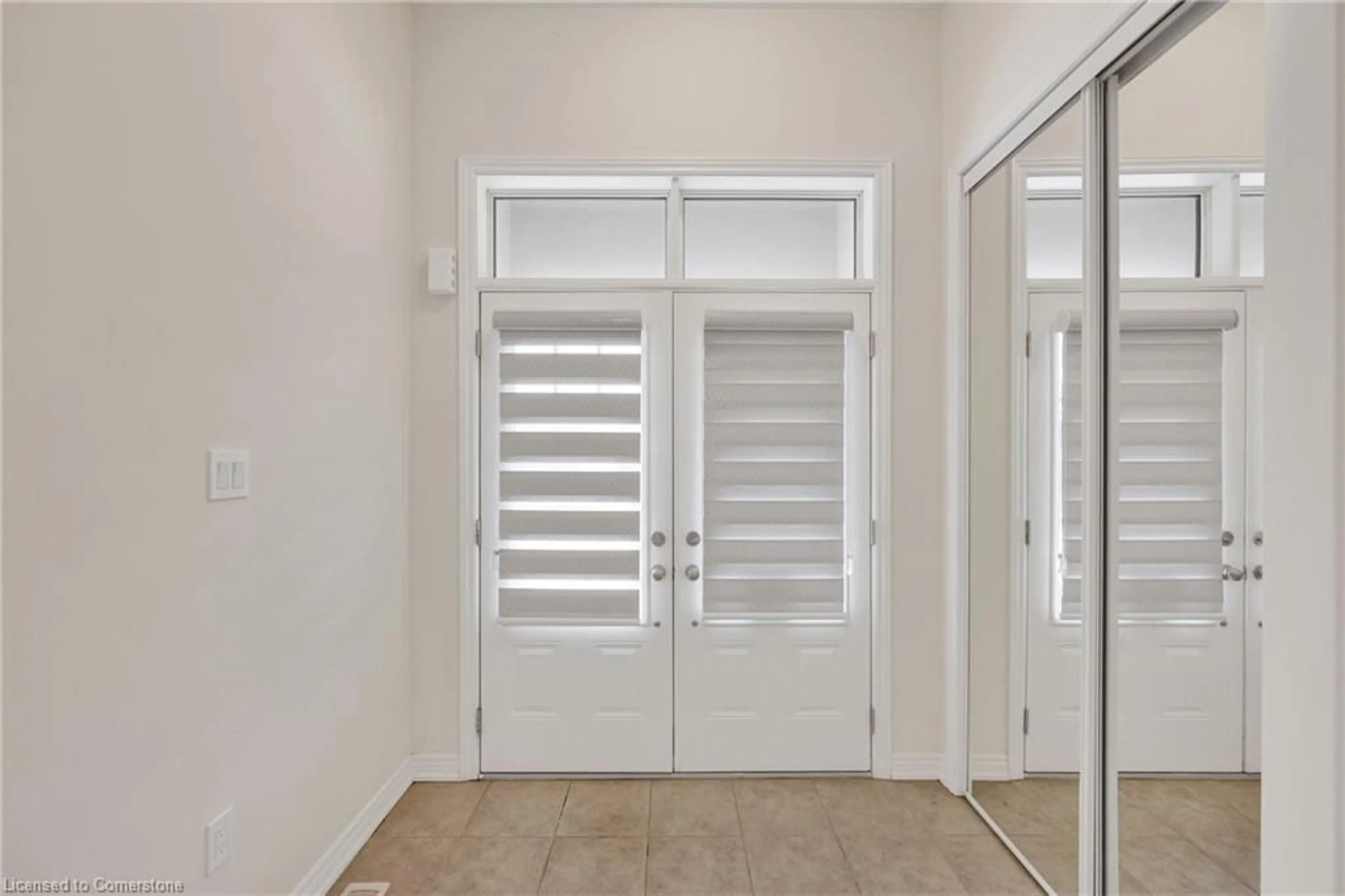 Indoor entryway for 3936 Leonardo Street St, Burlington Ontario L7M 0Z8
