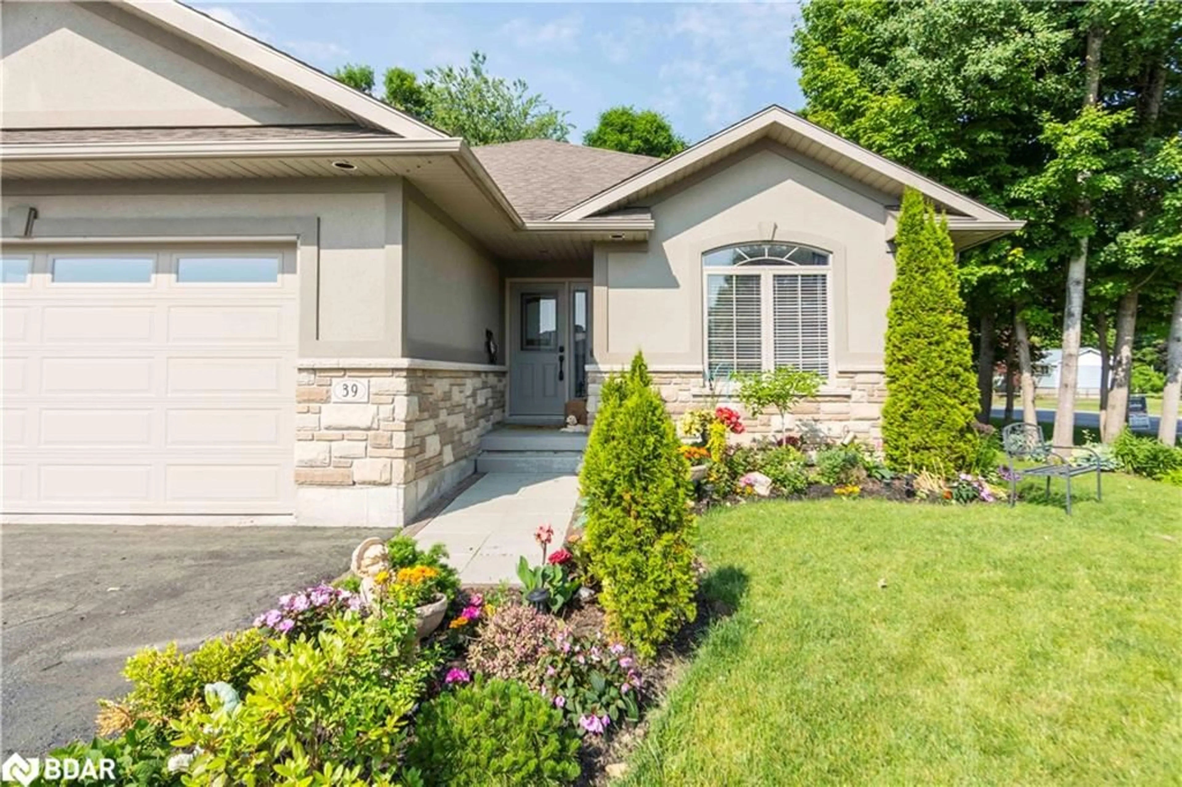 Home with vinyl exterior material, street for 39 Lakewood Cres, Trenton Ontario K8V 5P4