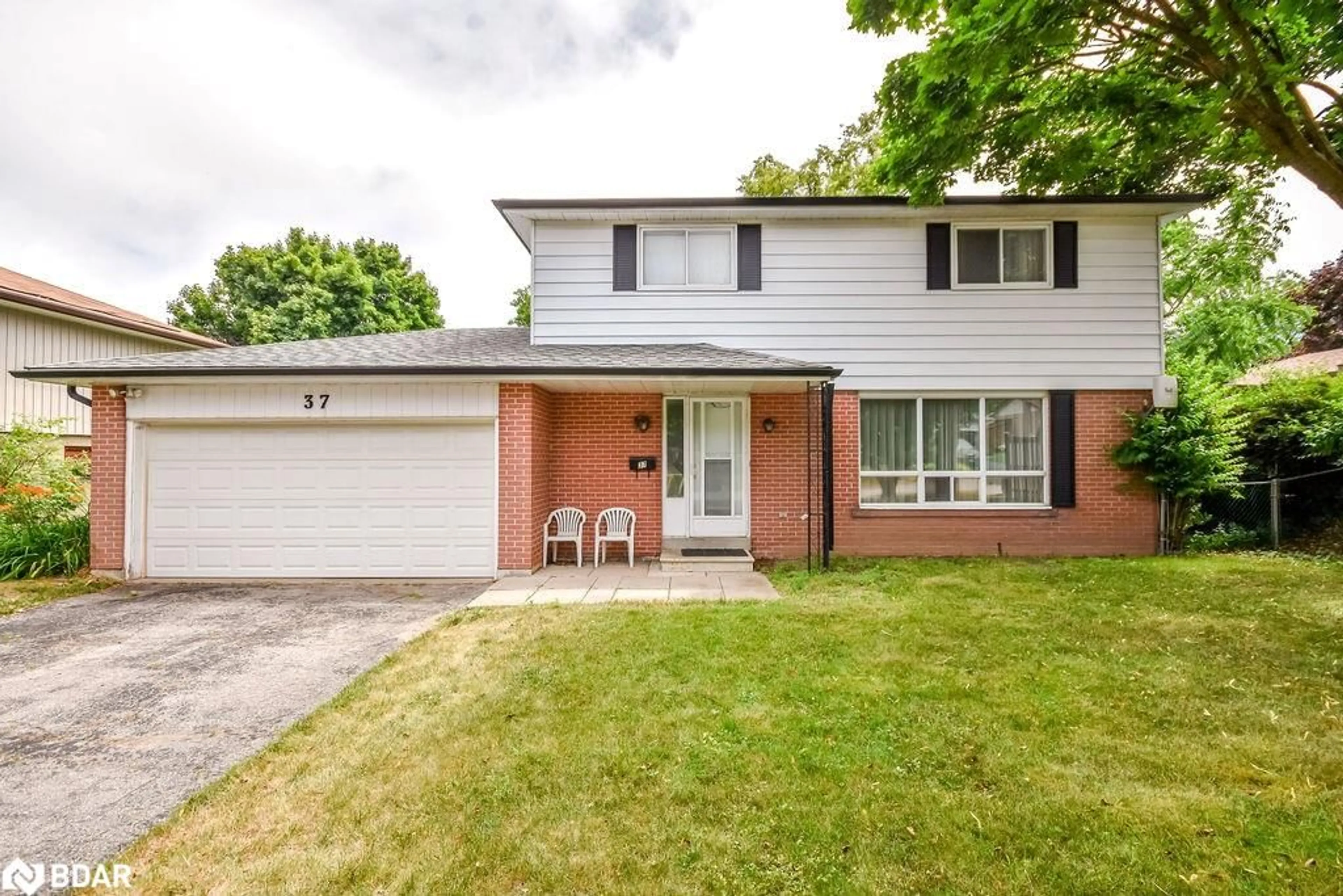 Home with brick exterior material, street for 37 Broadmoor Ave, Barrie Ontario L4N 3N3