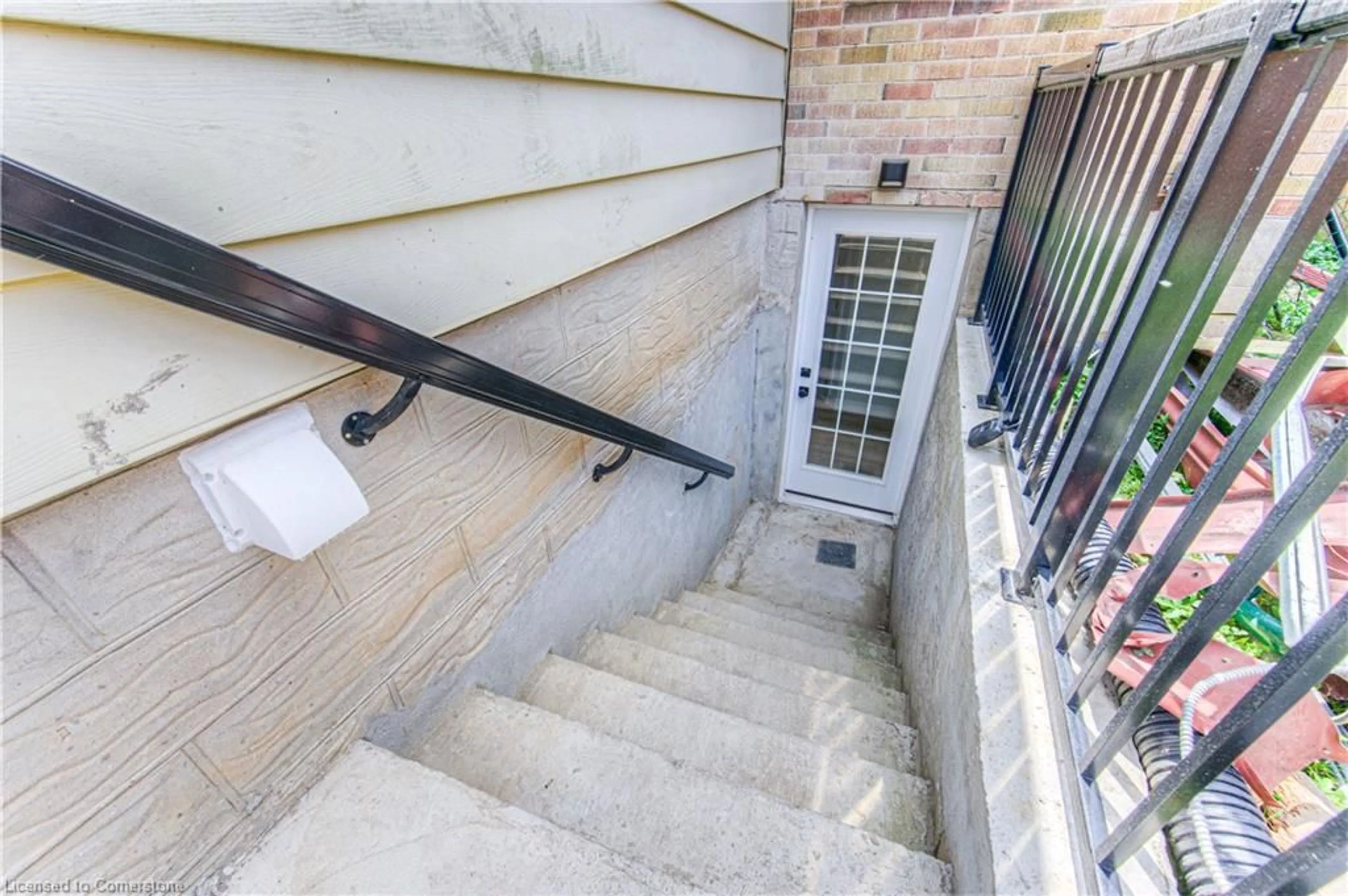 Stairs for 320 Highland Rd, Kitchener Ontario N2M 3W4
