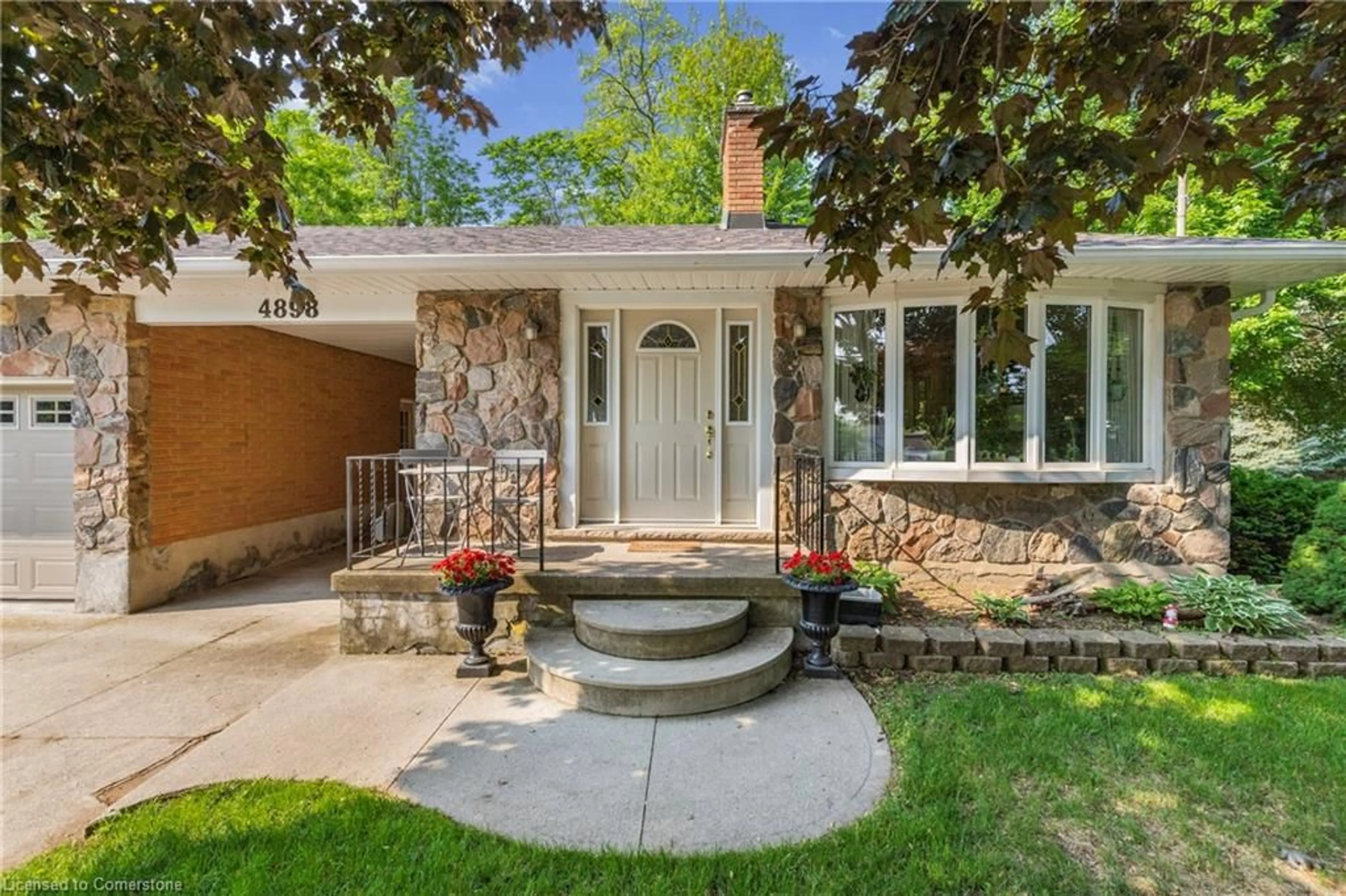 Home with brick exterior material, street for 4898 King St St, Beamsville Ontario L0R 1B6