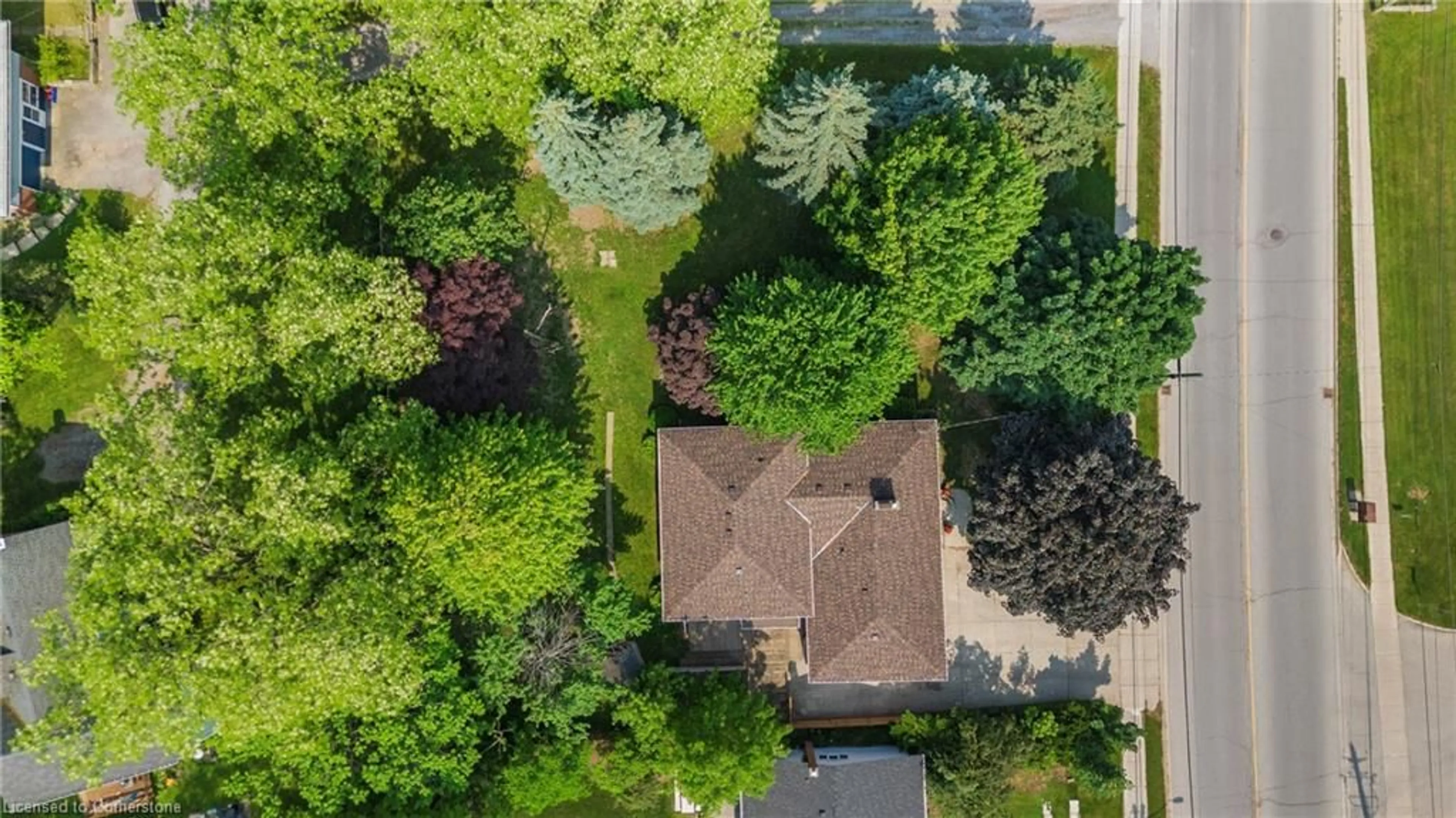 A pic from outside/outdoor area/front of a property/back of a property/a pic from drone, street for 4898 King St St, Beamsville Ontario L0R 1B6