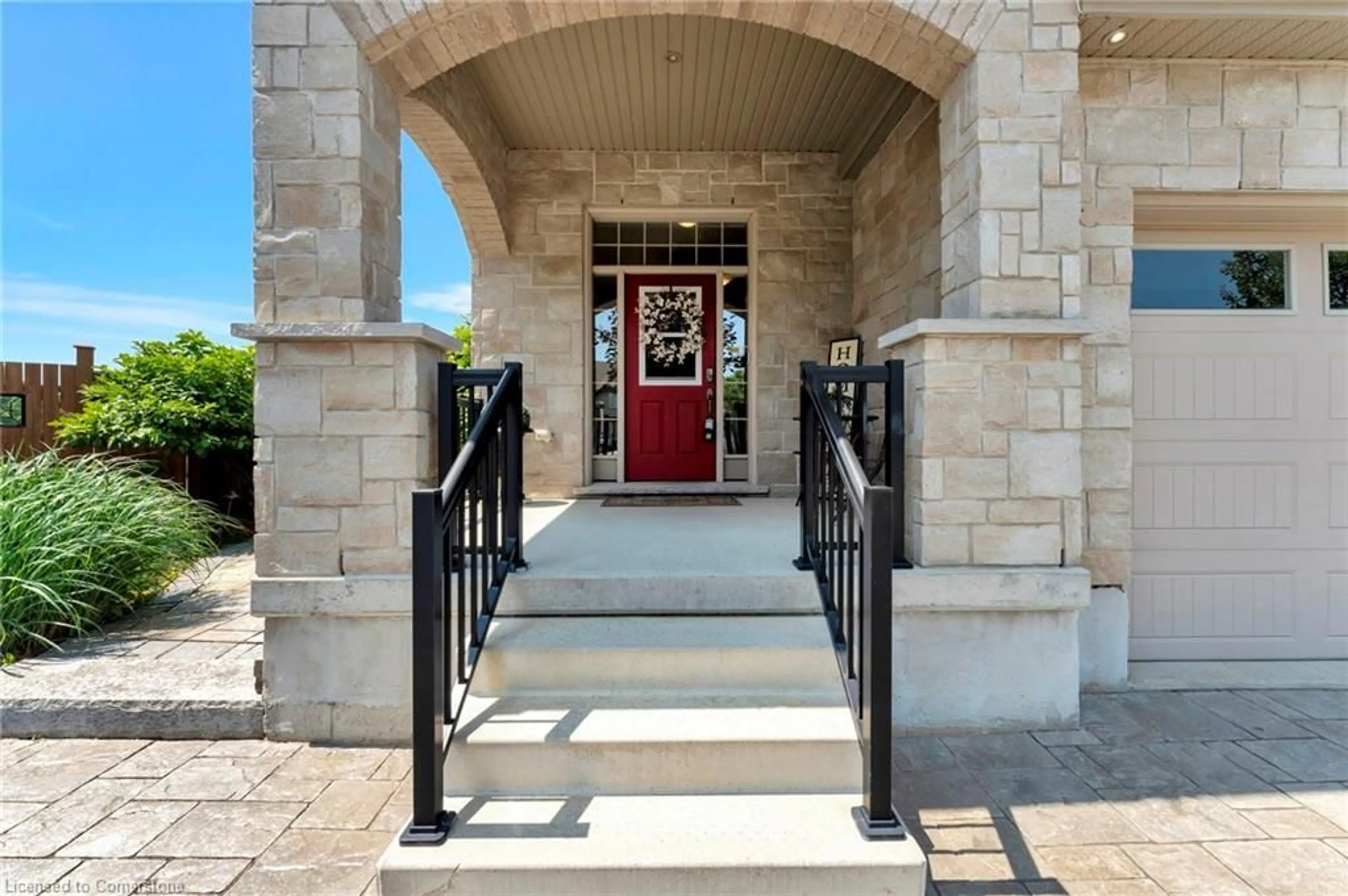 Indoor foyer for 36 Newcastle Crt, Kitchener Ontario N2R 0G7