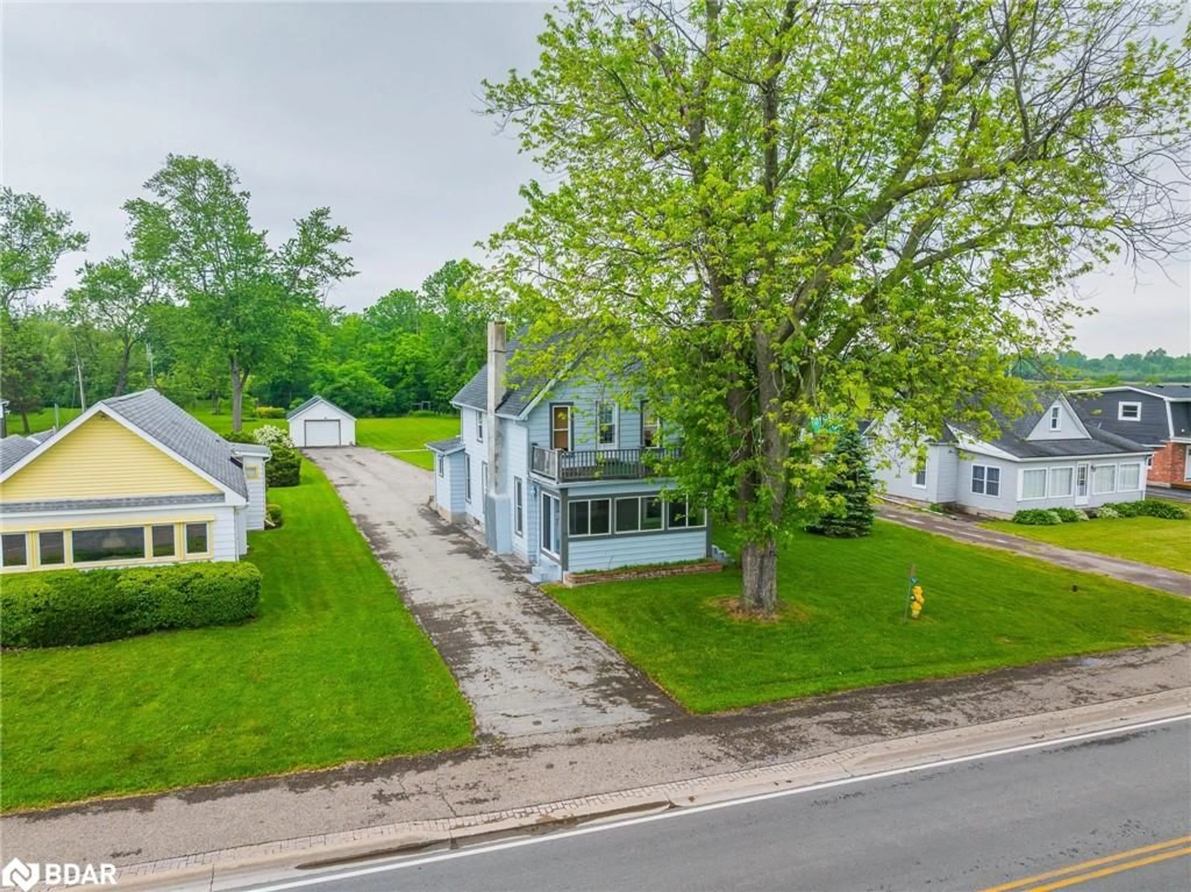 A pic from outside/outdoor area/front of a property/back of a property/a pic from drone, street for 967 Niagara Pky, Fort Erie Ontario L2A 5M4