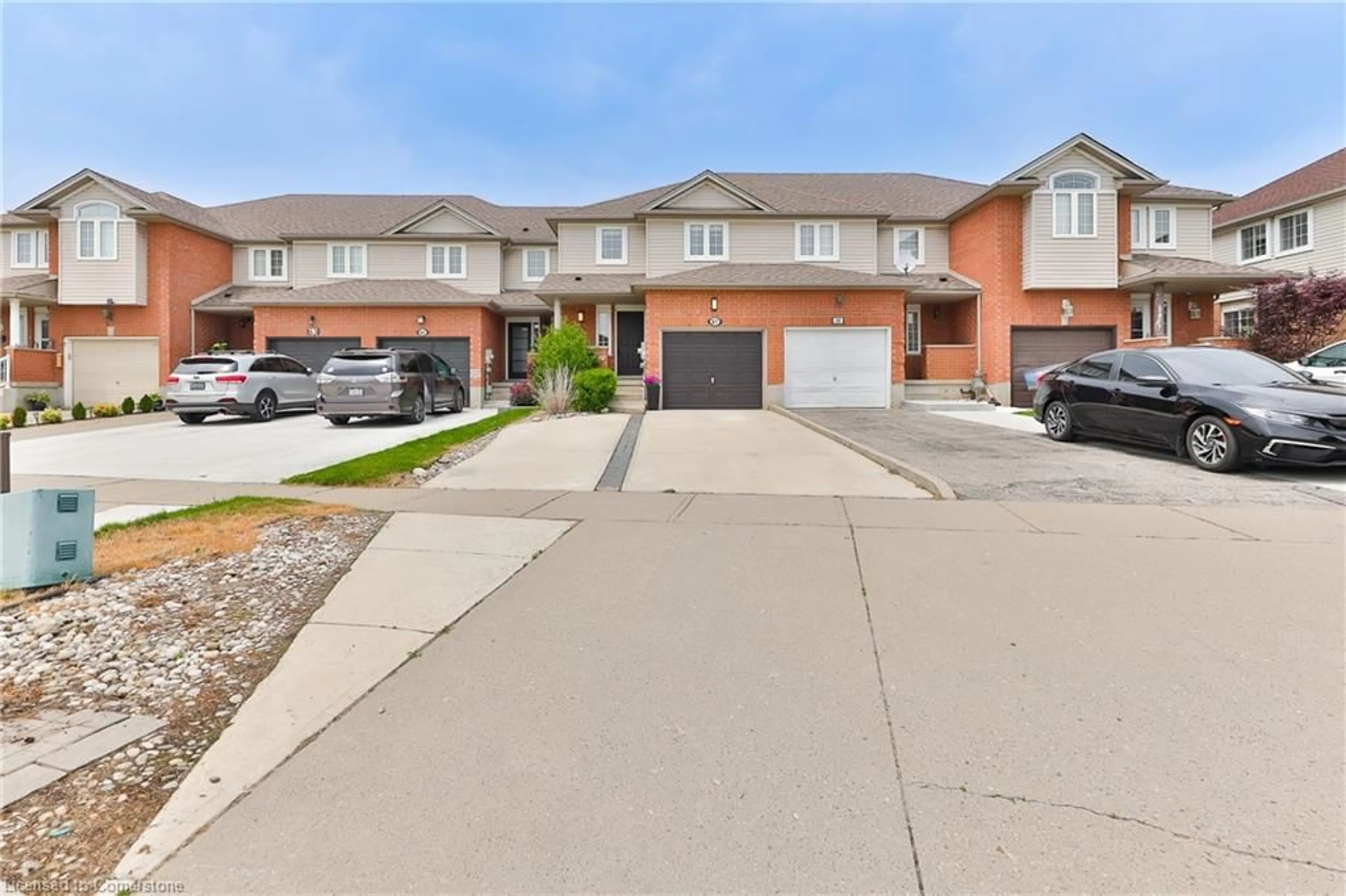 A pic from outside/outdoor area/front of a property/back of a property/a pic from drone, street for 67 Green Gate Blvd, Cambridge Ontario N1T 2E1