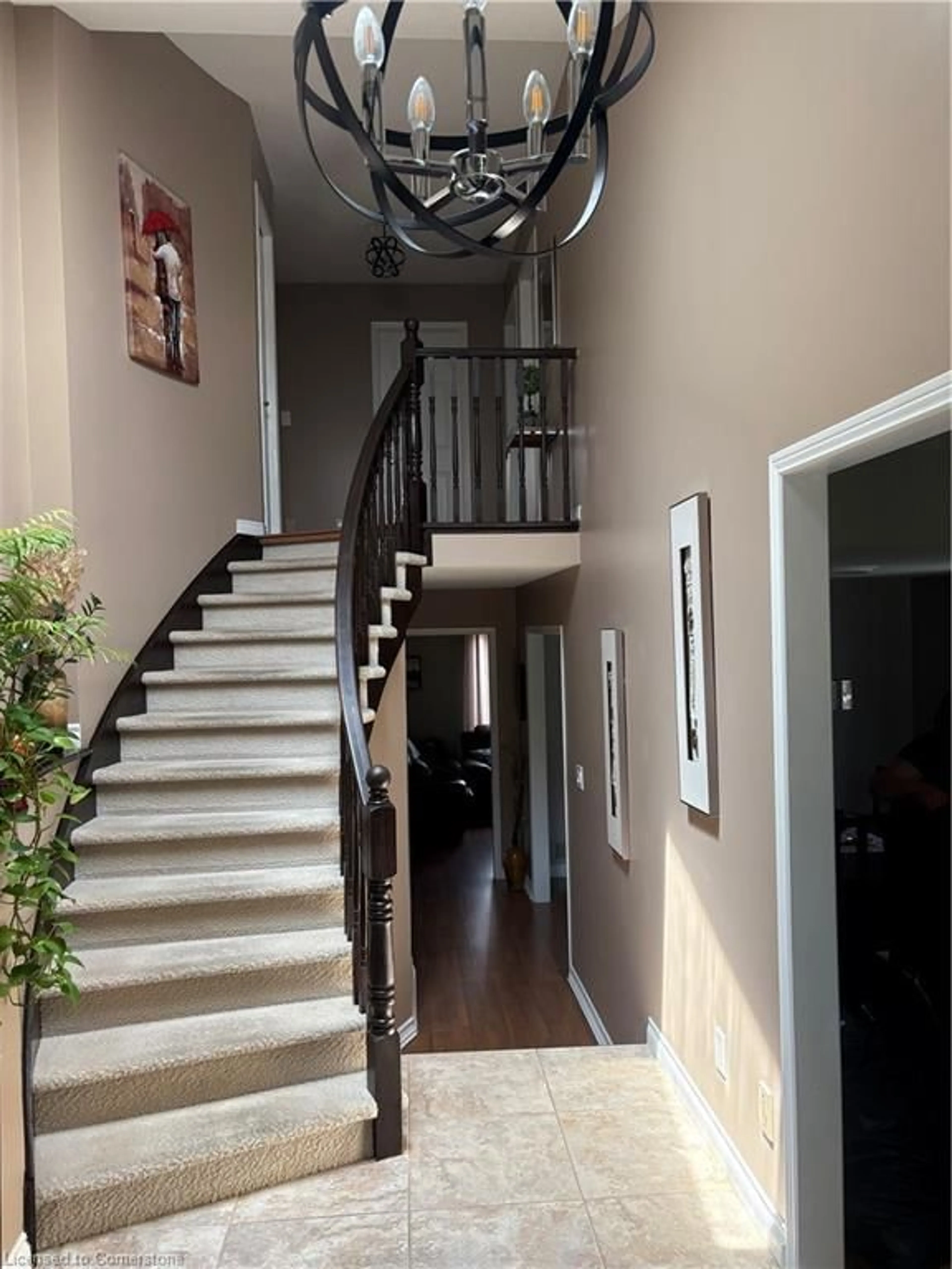 Indoor foyer for 14 Prestige Dr, Stoney Creek Ontario L8G 4Z9
