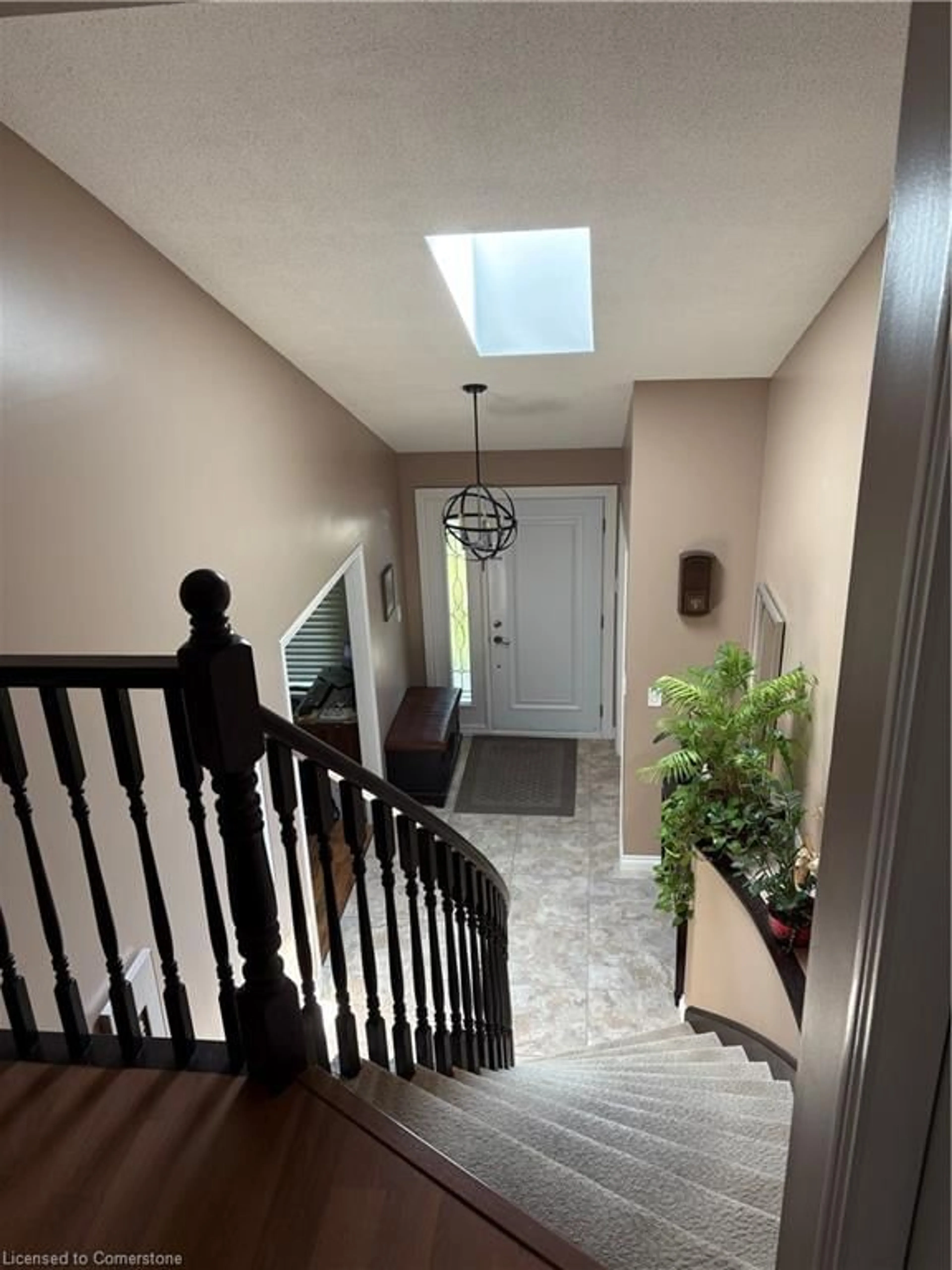 Indoor entryway for 14 Prestige Dr, Stoney Creek Ontario L8G 4Z9