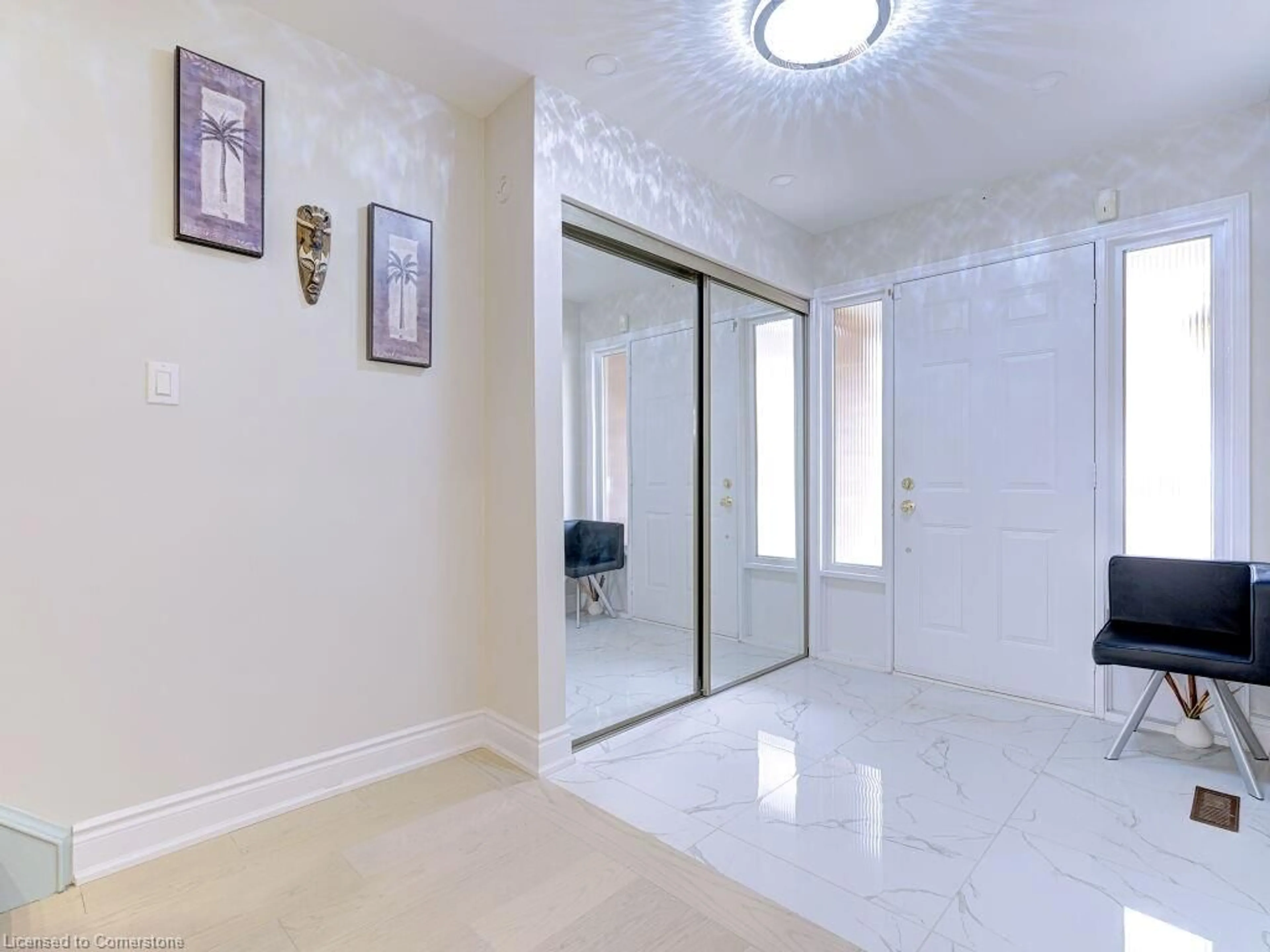 Indoor foyer for 83 Pinewarbler Dr, Hamilton Ontario L9A 4Z5