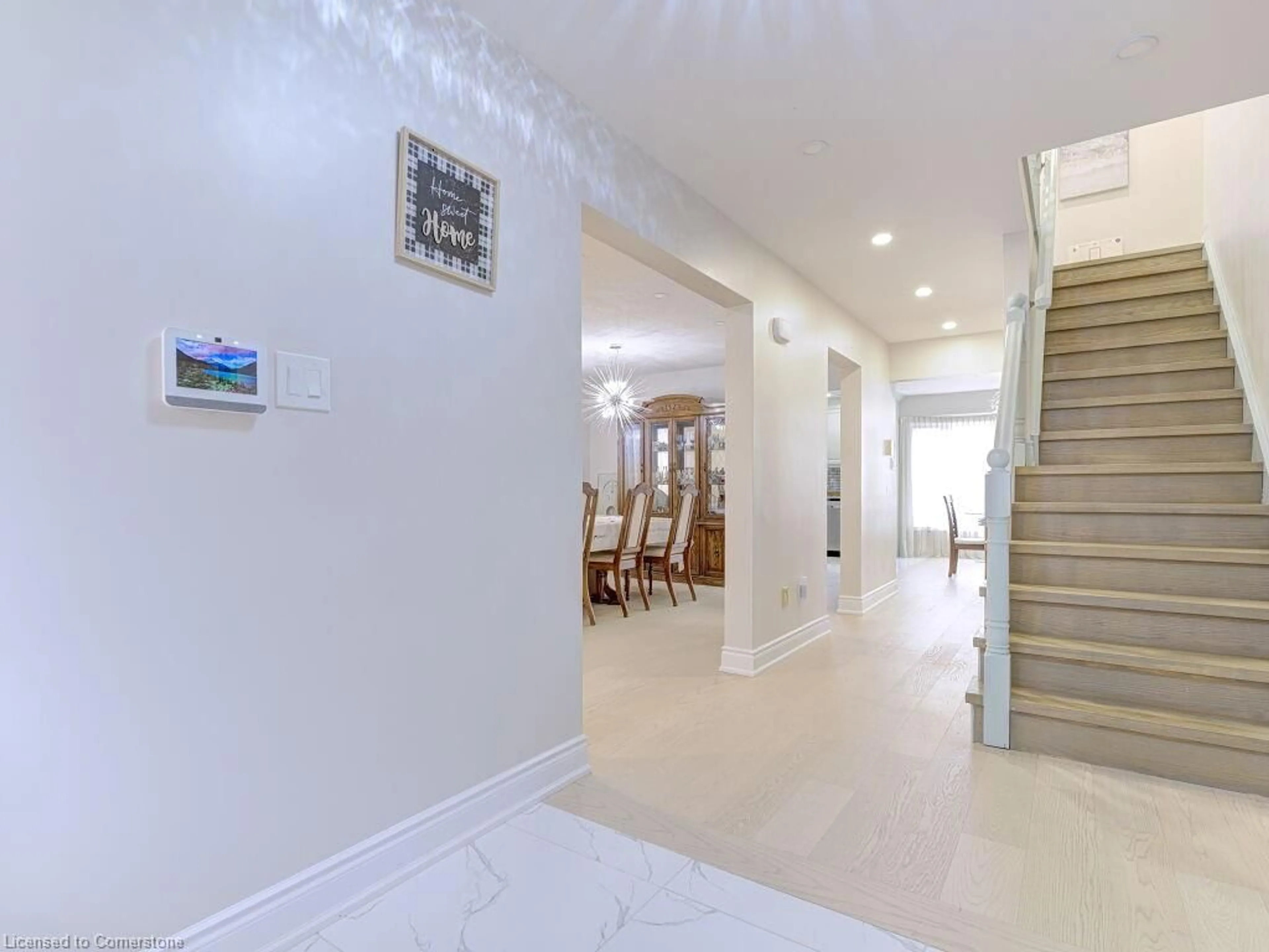 Indoor foyer for 83 Pinewarbler Dr, Hamilton Ontario L9A 4Z5