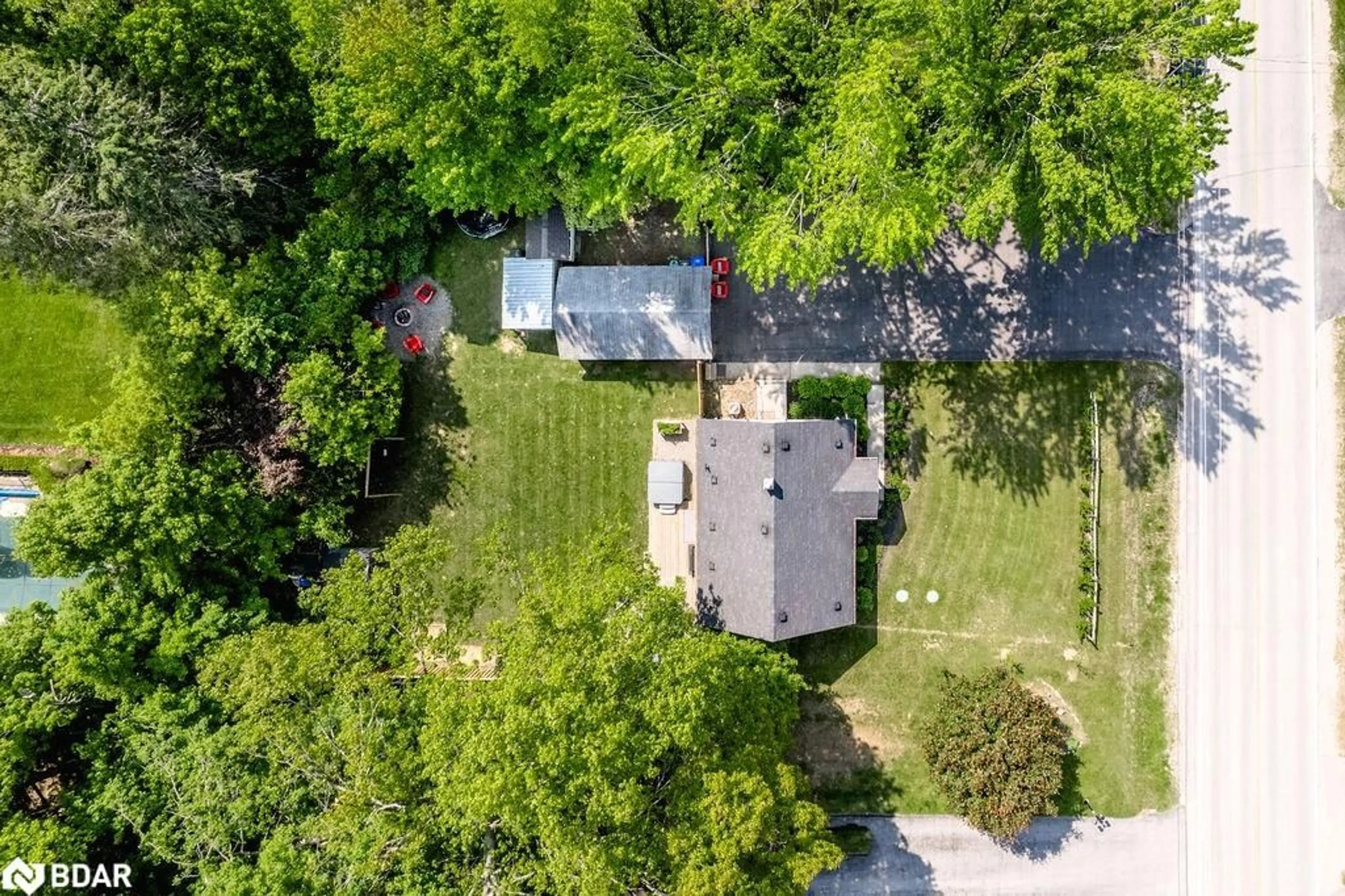 A pic from outside/outdoor area/front of a property/back of a property/a pic from drone, street for 1309 St Vincent St, Midhurst Ontario L9X 0P7