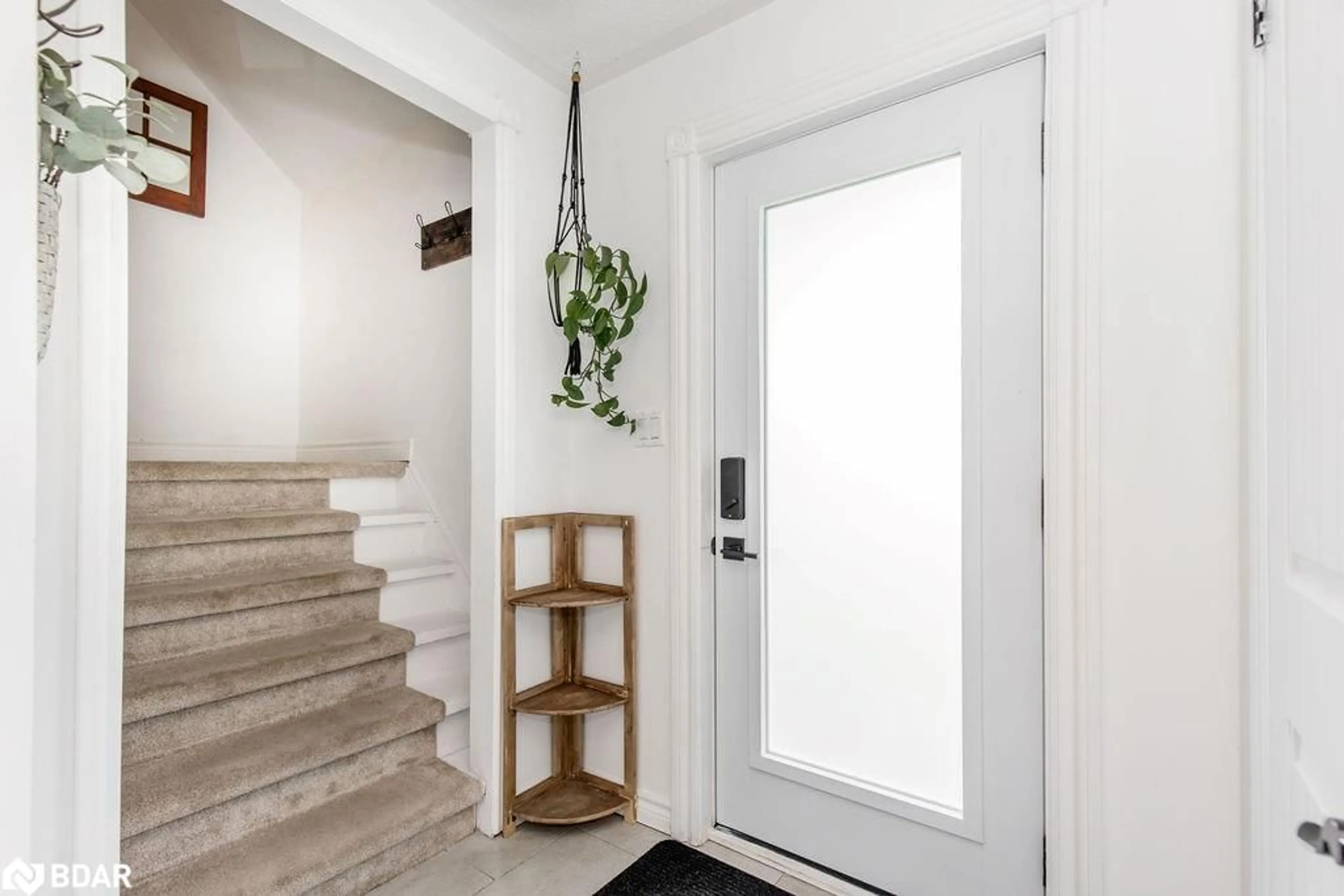 Indoor entryway for 1309 St Vincent St, Midhurst Ontario L9X 0P7