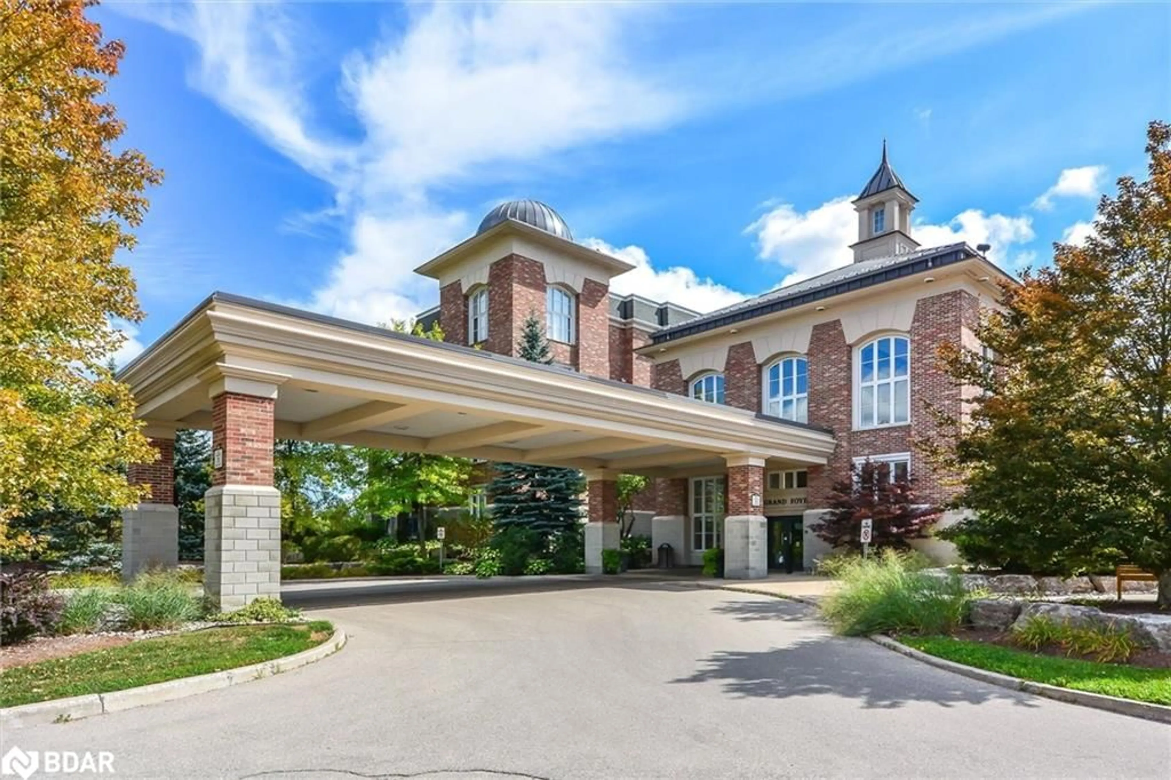Indoor foyer for 71 Bayberry Dr #112, Guelph Ontario N1G 5K9