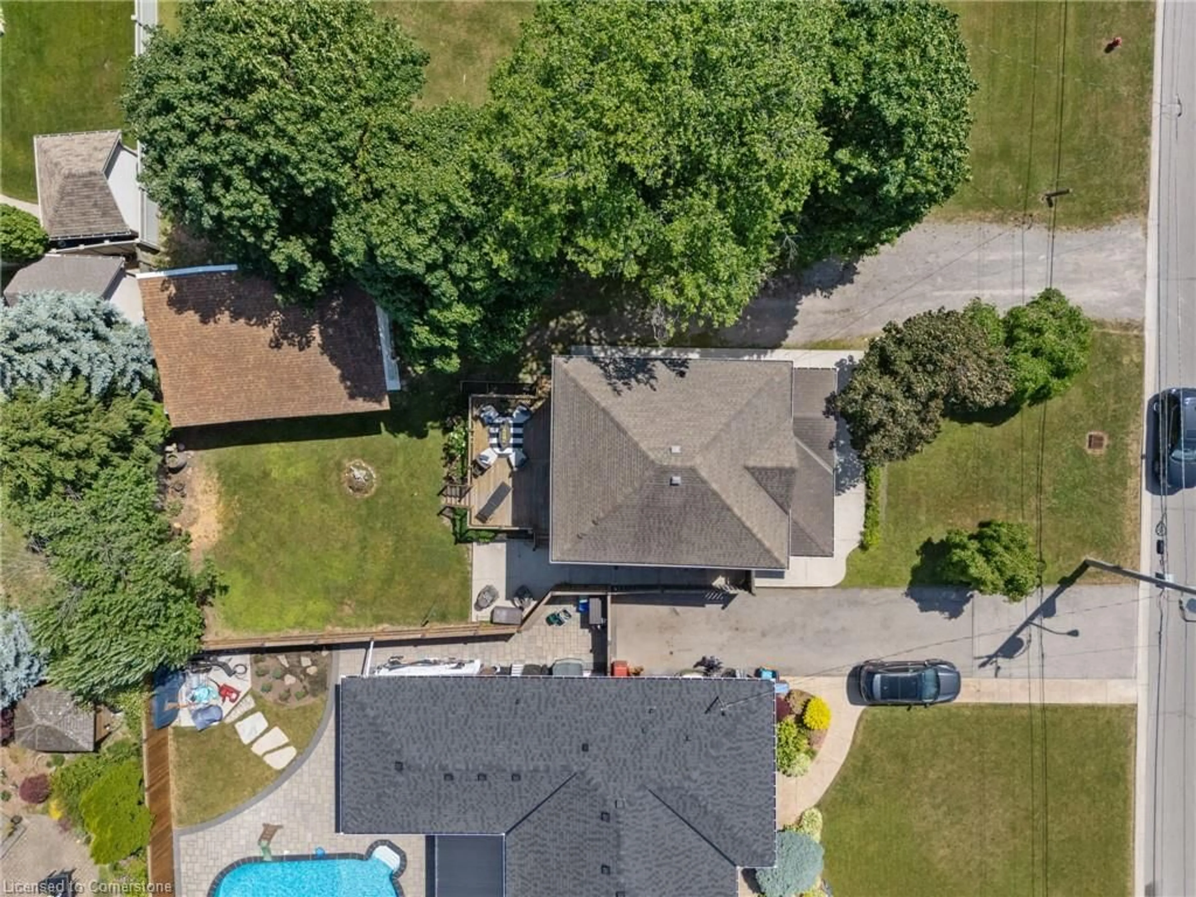 A pic from outside/outdoor area/front of a property/back of a property/a pic from drone, street for 264 Winona Rd, Stoney Creek Ontario L8E 5L3