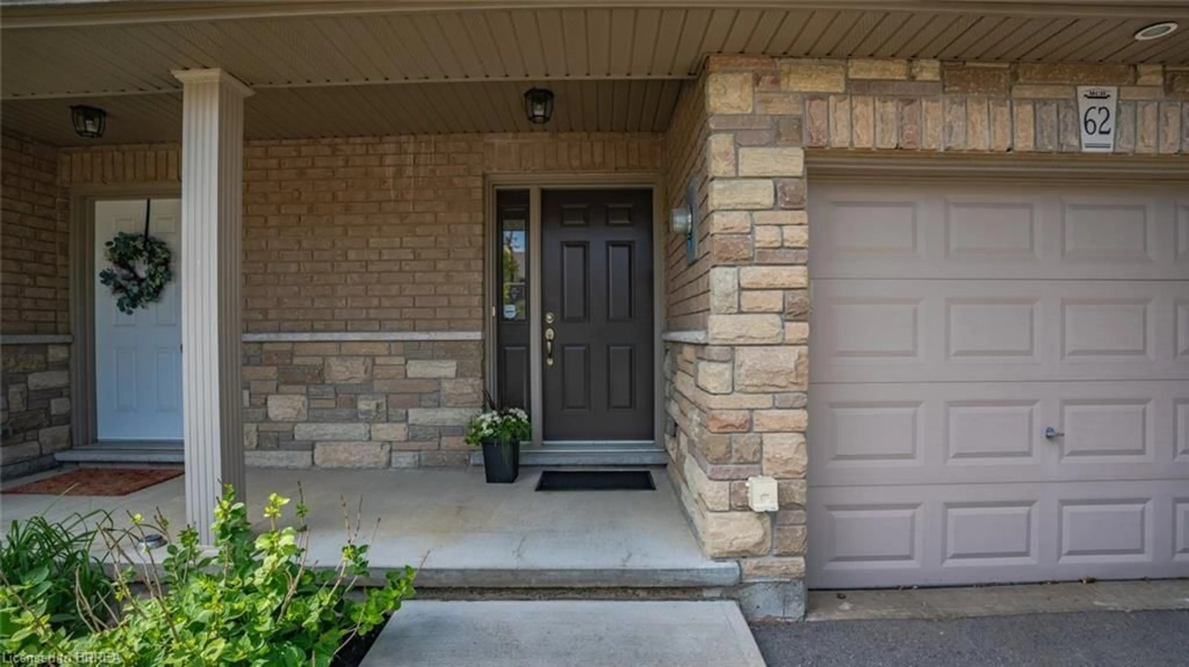 Indoor entryway for 62 Banks St, Brantford Ontario N3T 0H6