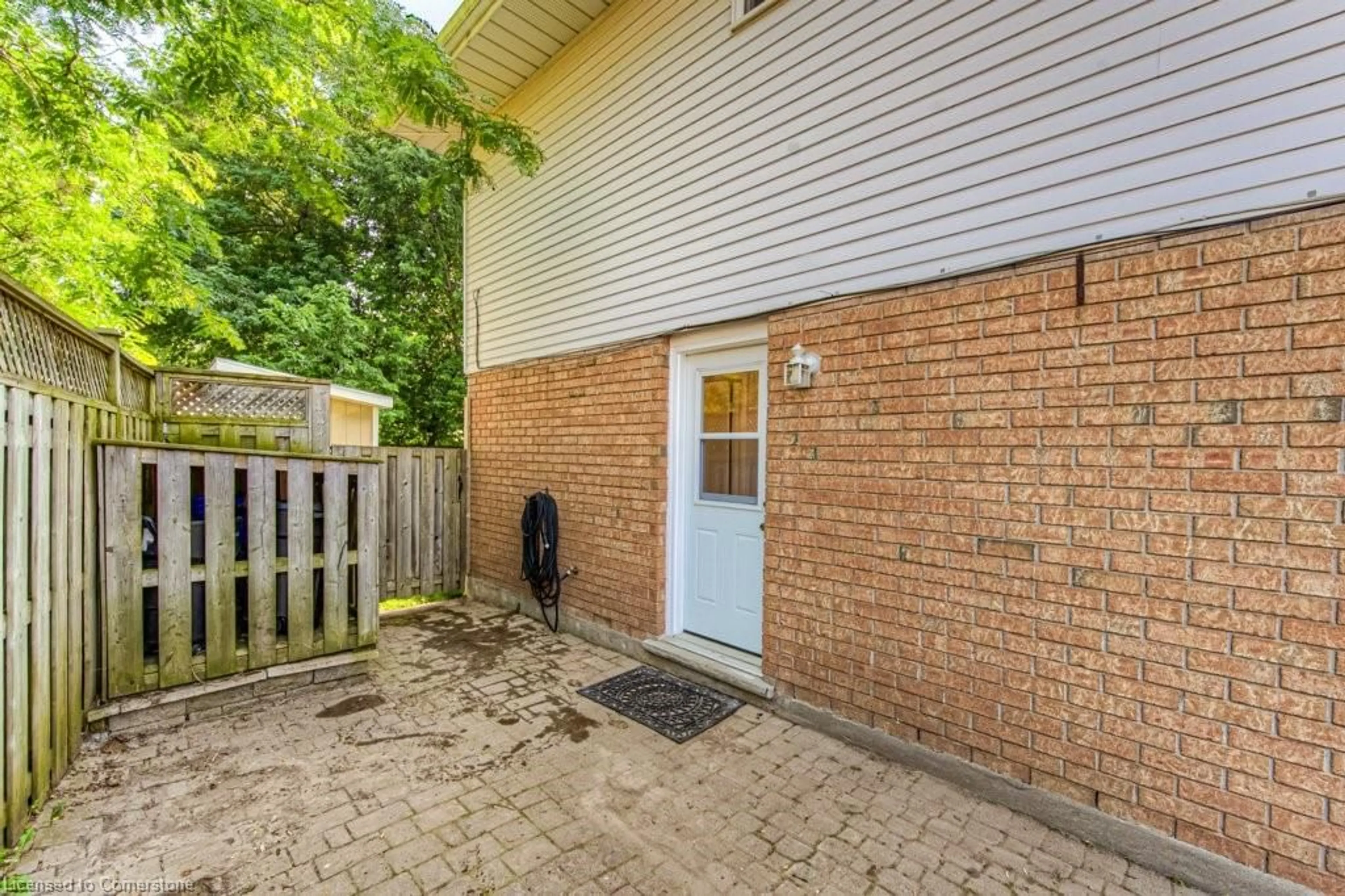 Patio, street for 252 Dinison Cres, Kitchener Ontario N2E 3G8