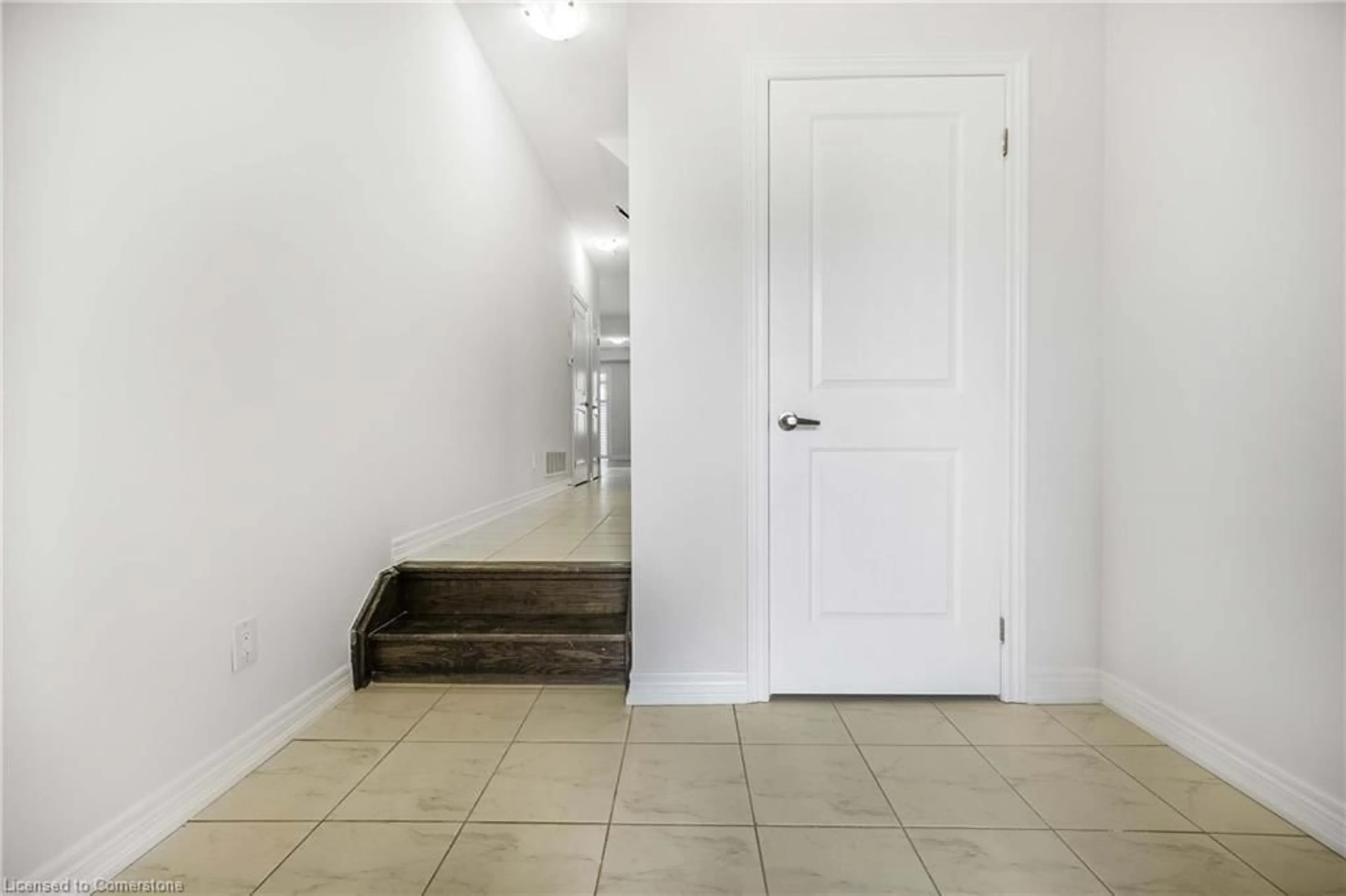 Indoor entryway for 9 Stonehill Ave, Kitchener Ontario N2R 0N9