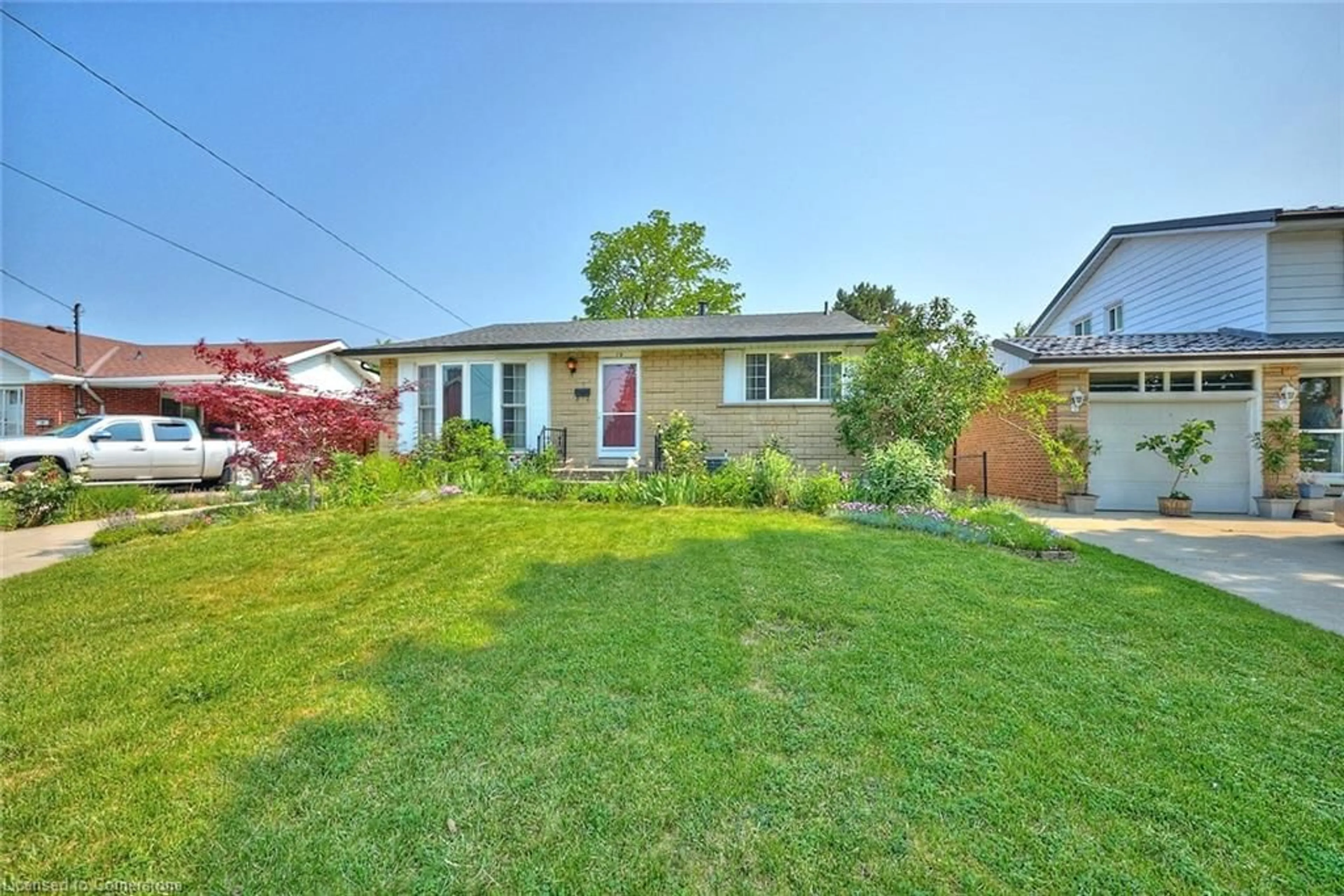 A pic from outside/outdoor area/front of a property/back of a property/a pic from drone, street for 19 Secord Dr, Hamilton Ontario L8K 3W6