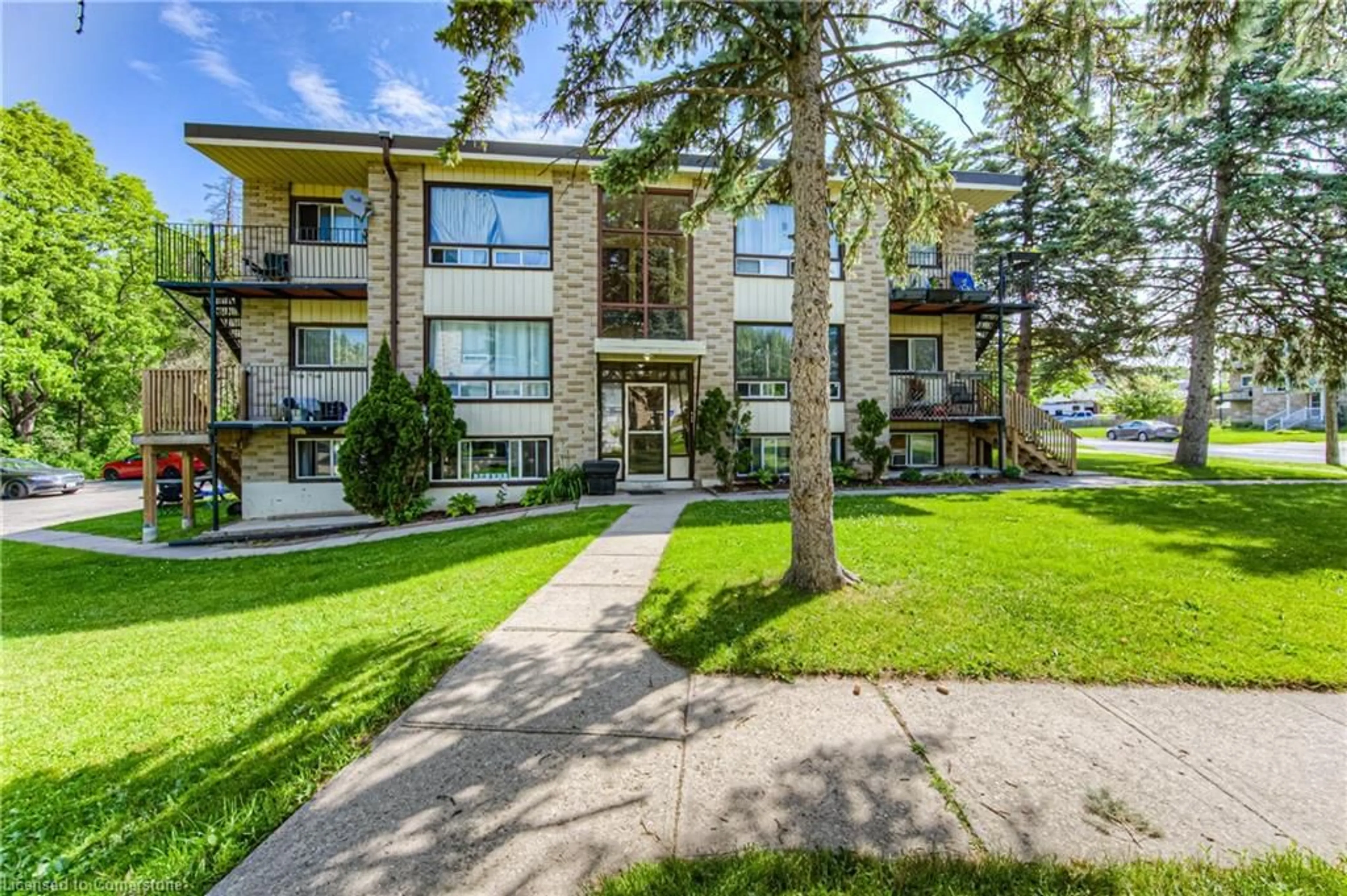 Patio, water/lake/river/ocean view for 76 Barbara Cres, Kitchener Ontario N2M 4N2