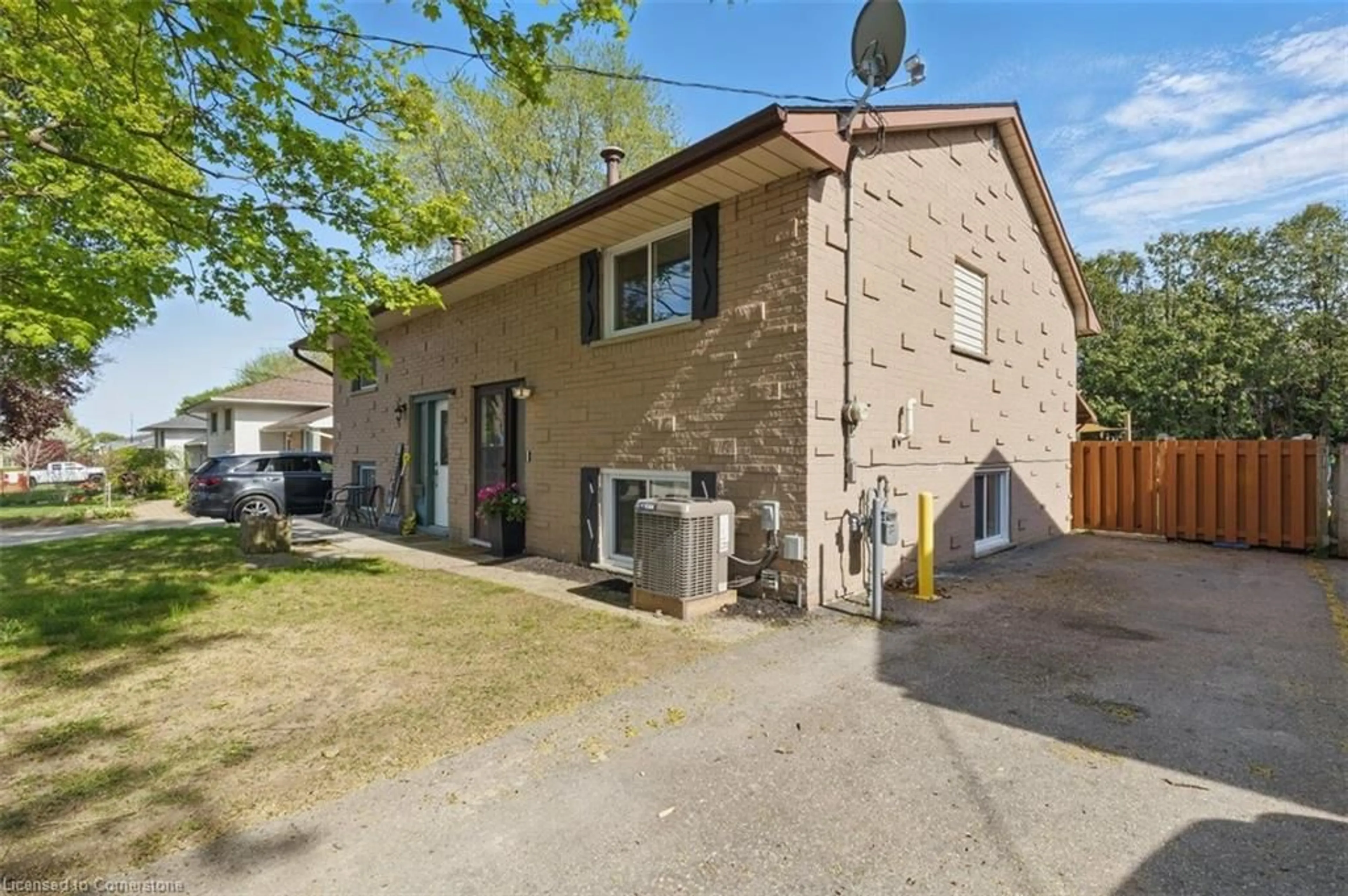 Patio, street for 972 Warwick St, Woodstock Ontario N4S 4S2