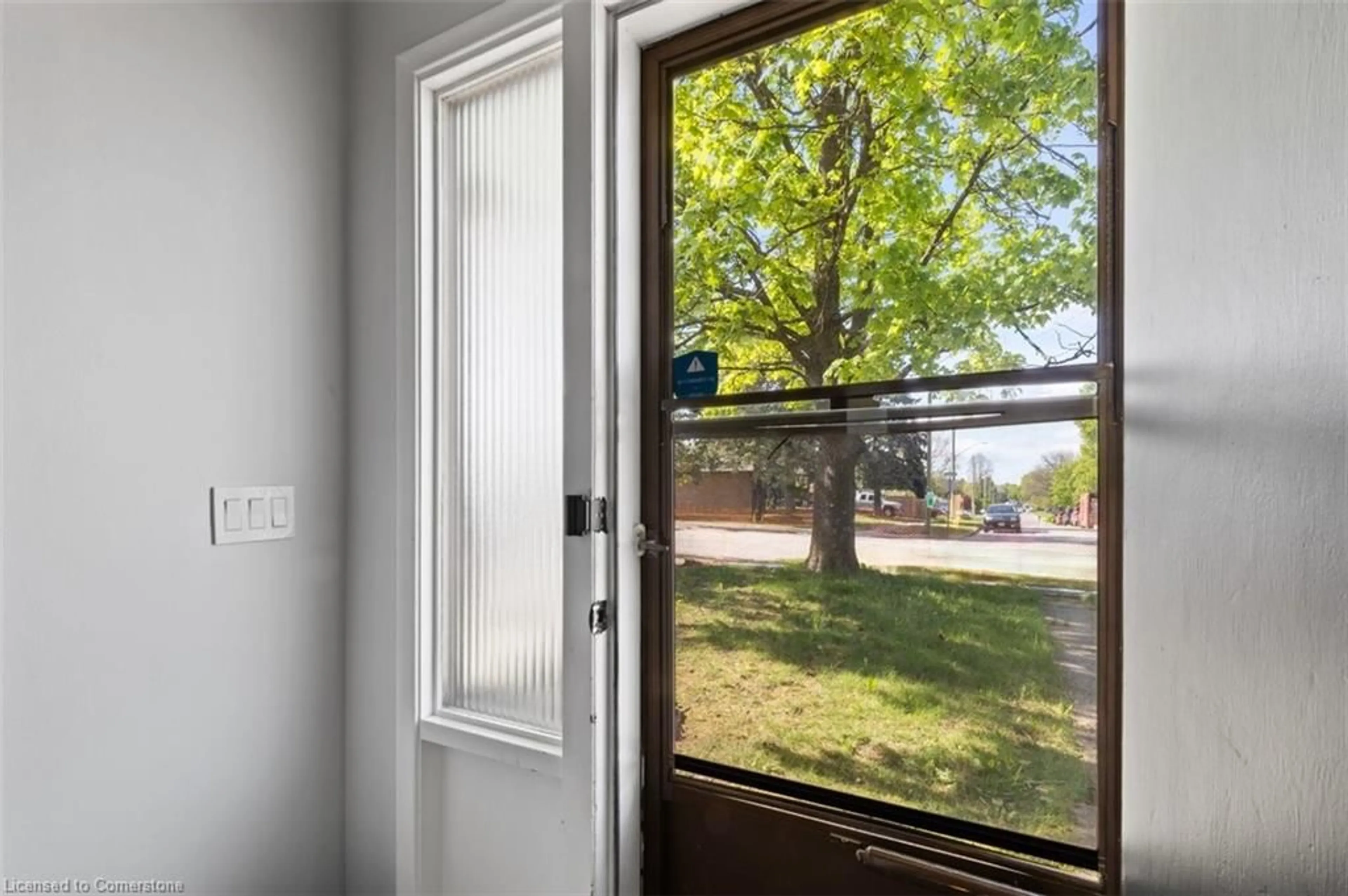 Indoor entryway for 972 Warwick St, Woodstock Ontario N4S 4S2