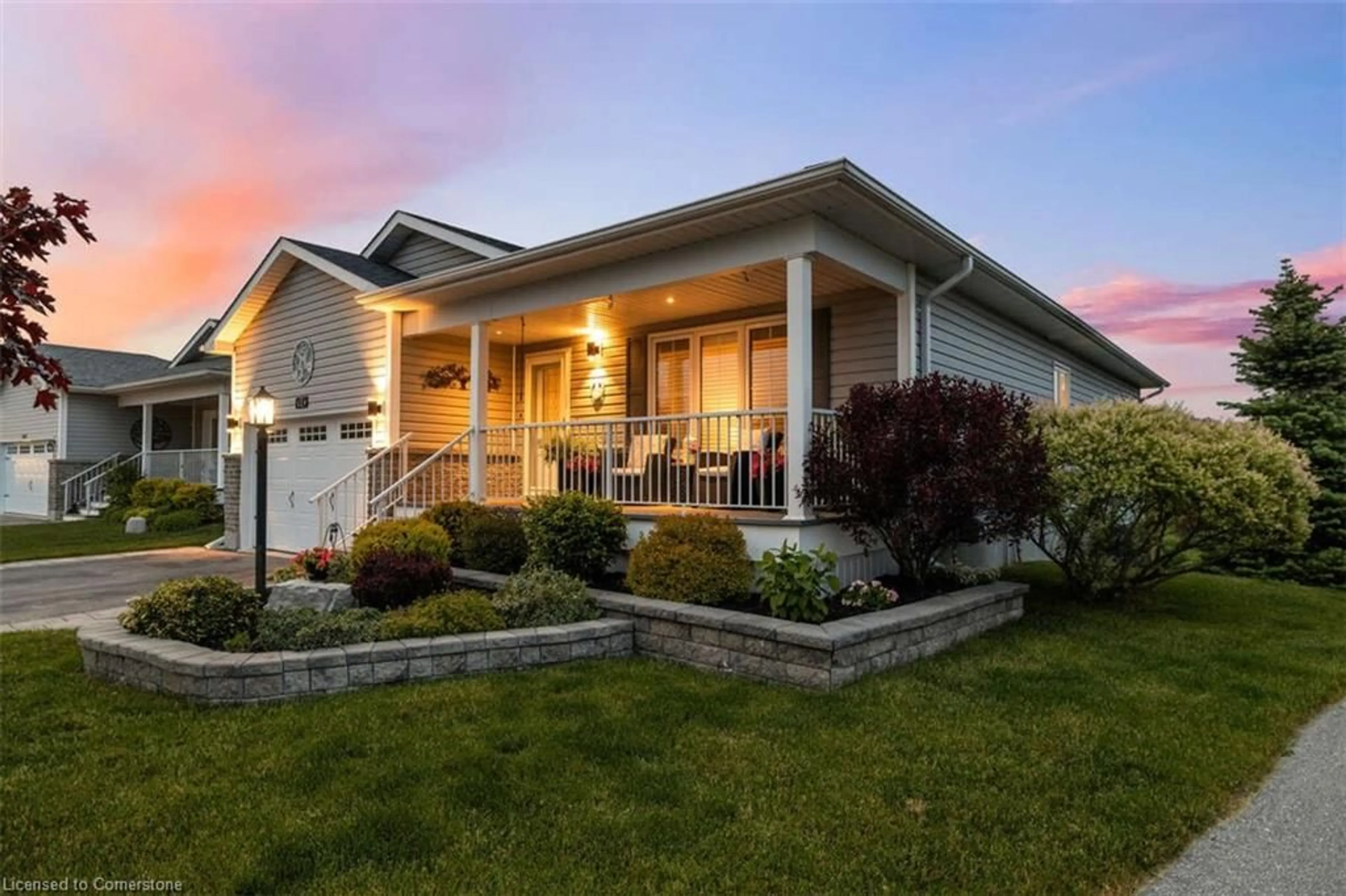 Home with vinyl exterior material, street for 114 New York Ave, Wasaga Beach Ontario L9Z 3A8