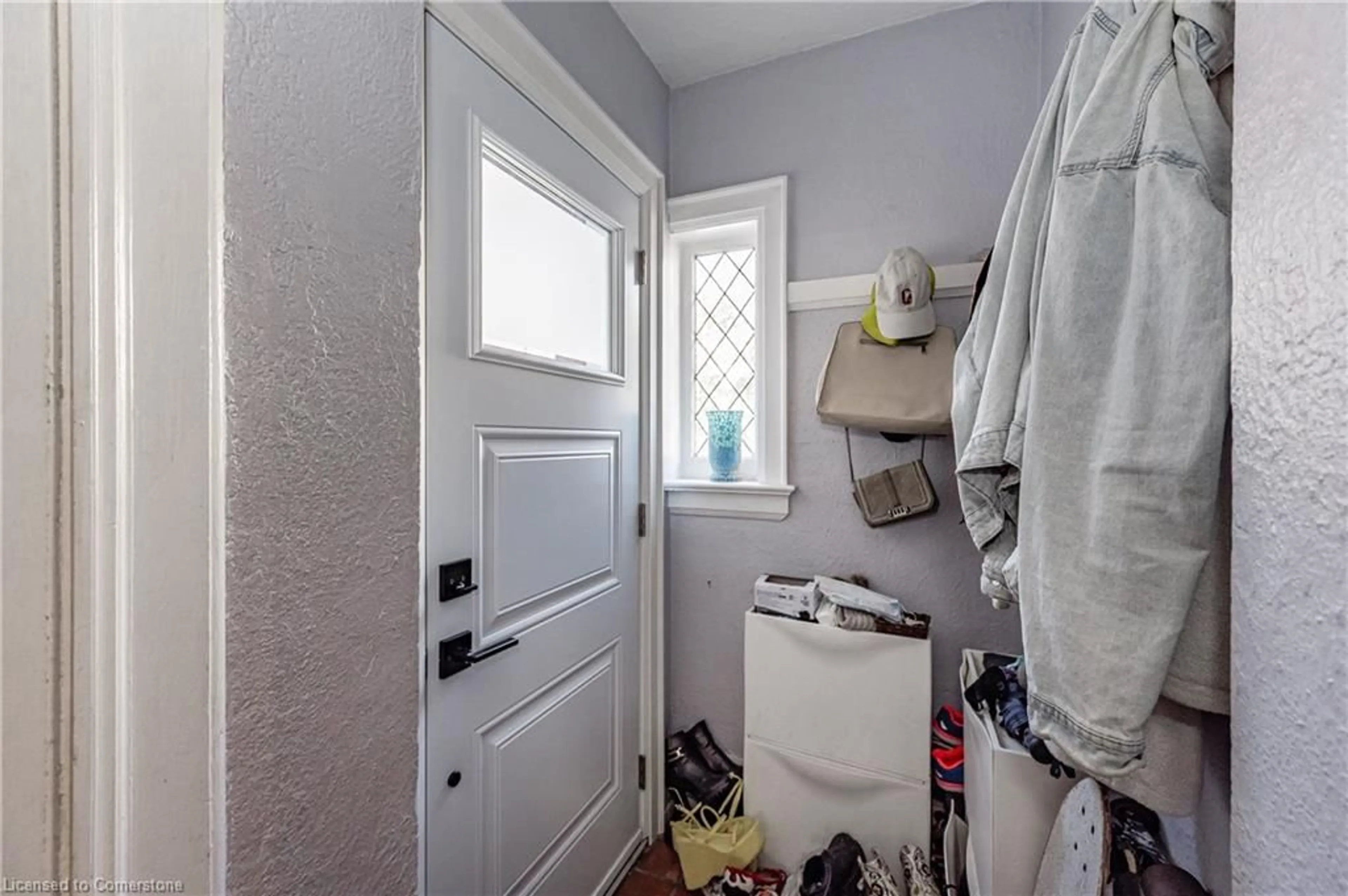 Indoor entryway for 527 Kingston Rd, Toronto Ontario M4L 1V5