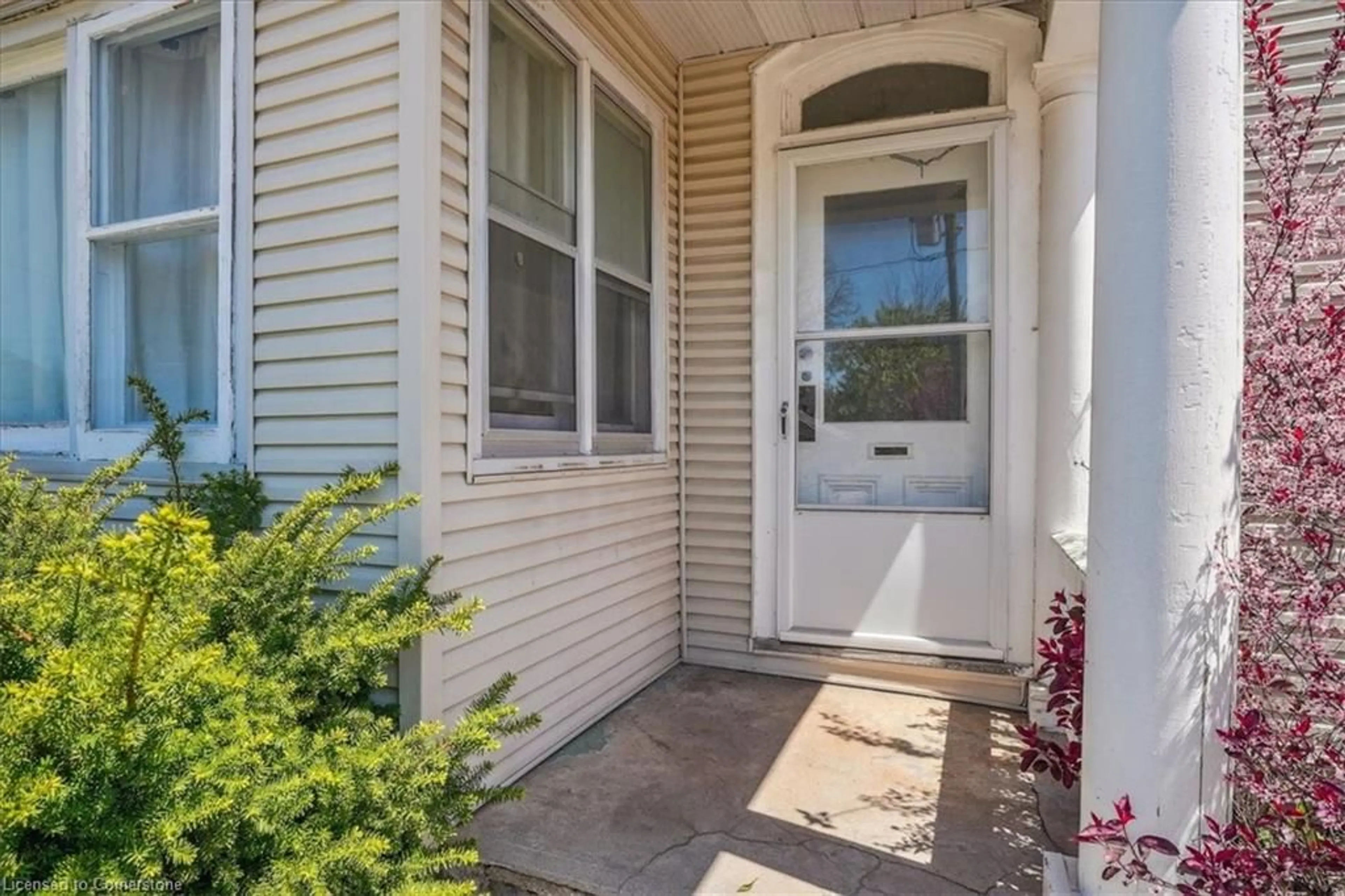 Indoor entryway for 85 Kent St, Simcoe Ontario N3Y 3S3