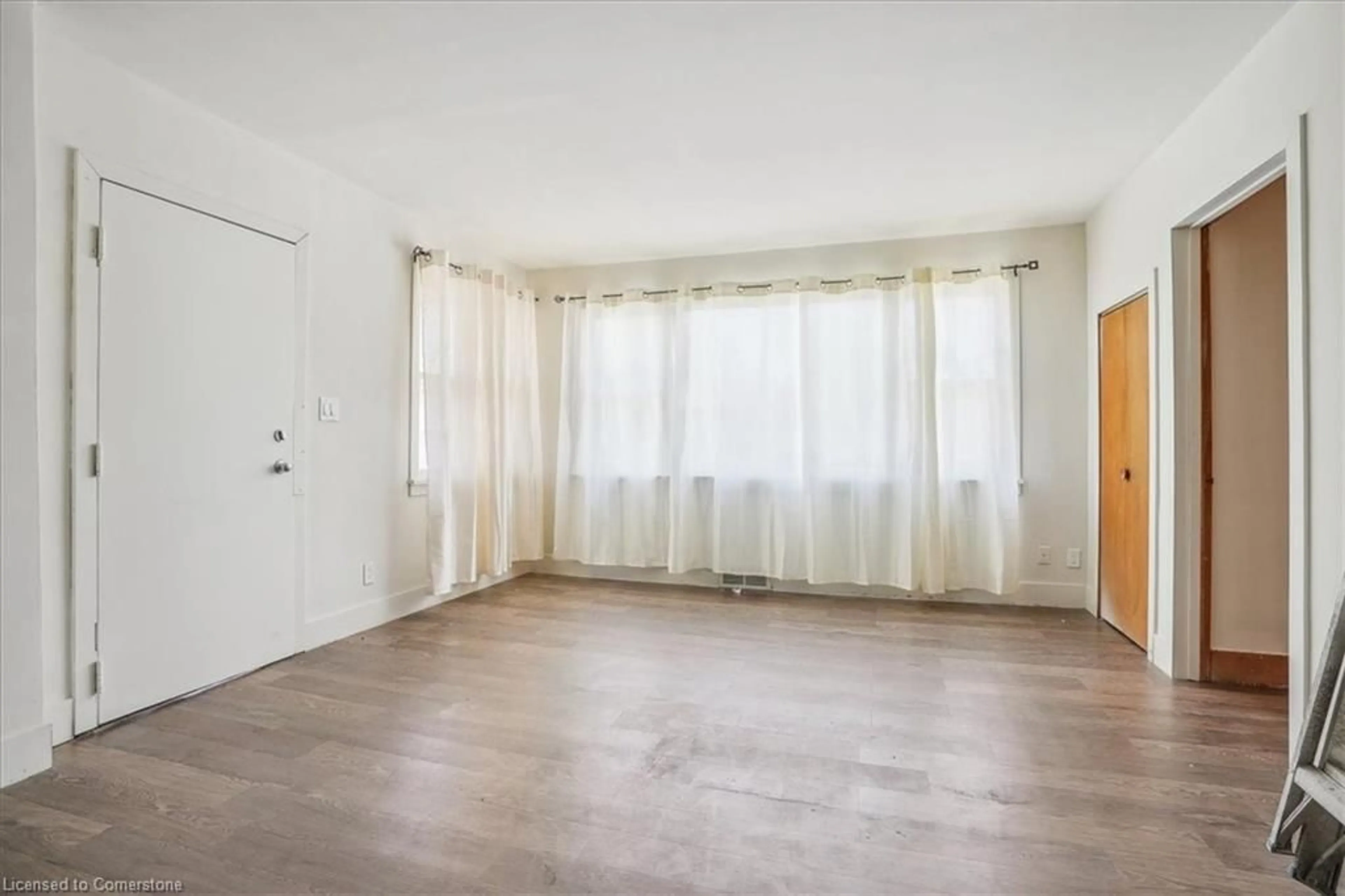 A pic of a room for 85 Kent St, Simcoe Ontario N3Y 3S3