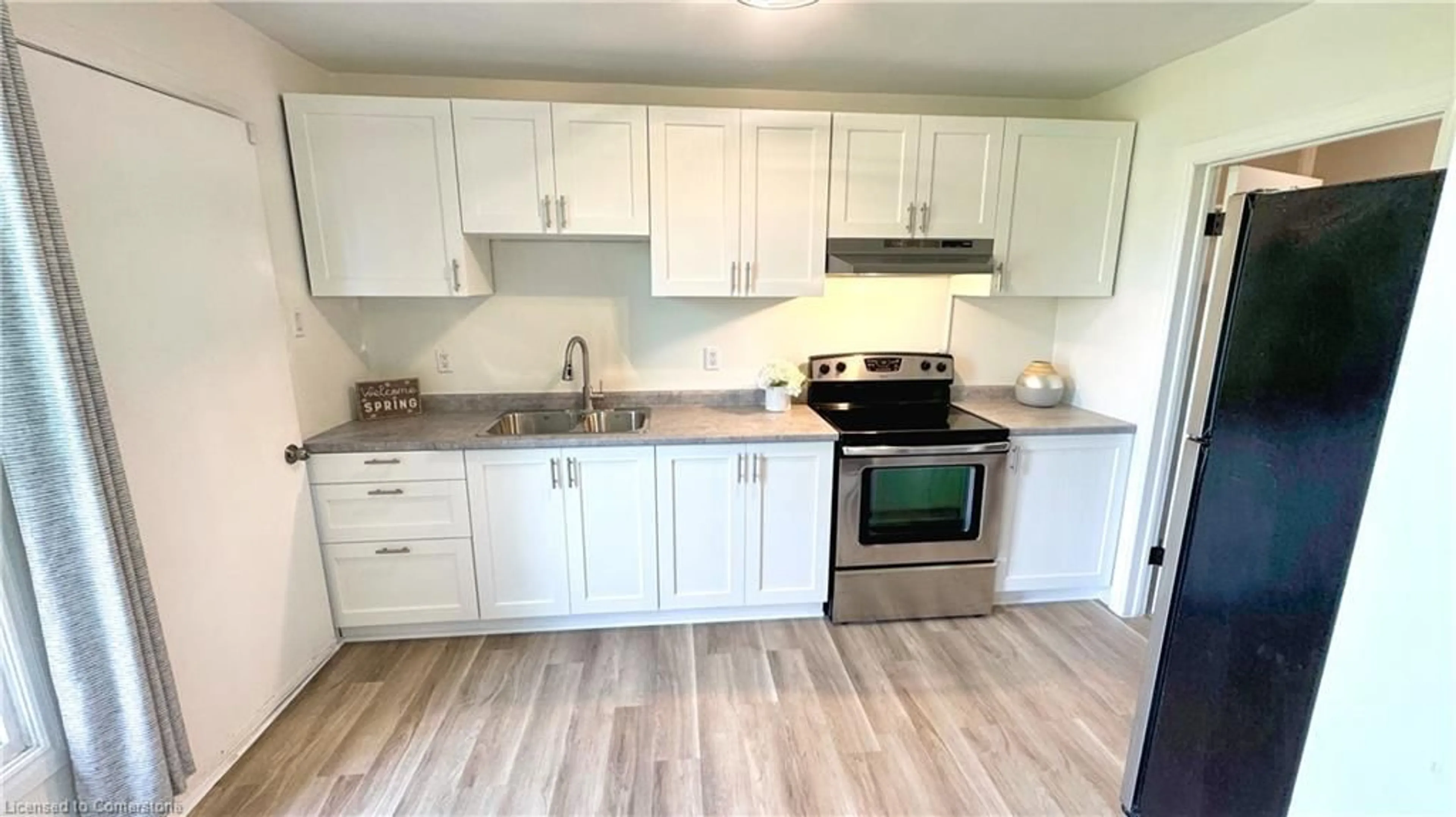 Standard kitchen, wood/laminate floor for 37 St. Charles Pl, Clinton Ontario N0M 1L0
