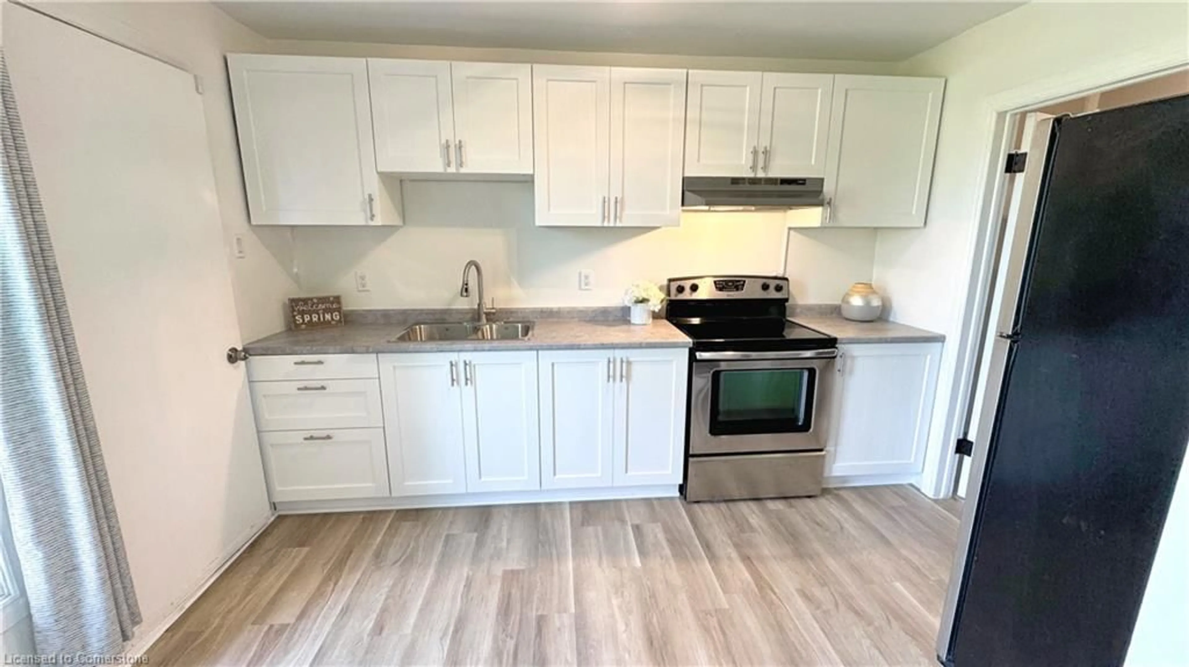 Standard kitchen, wood/laminate floor for 37 St. Charles Pl, Clinton Ontario N0M 1L0