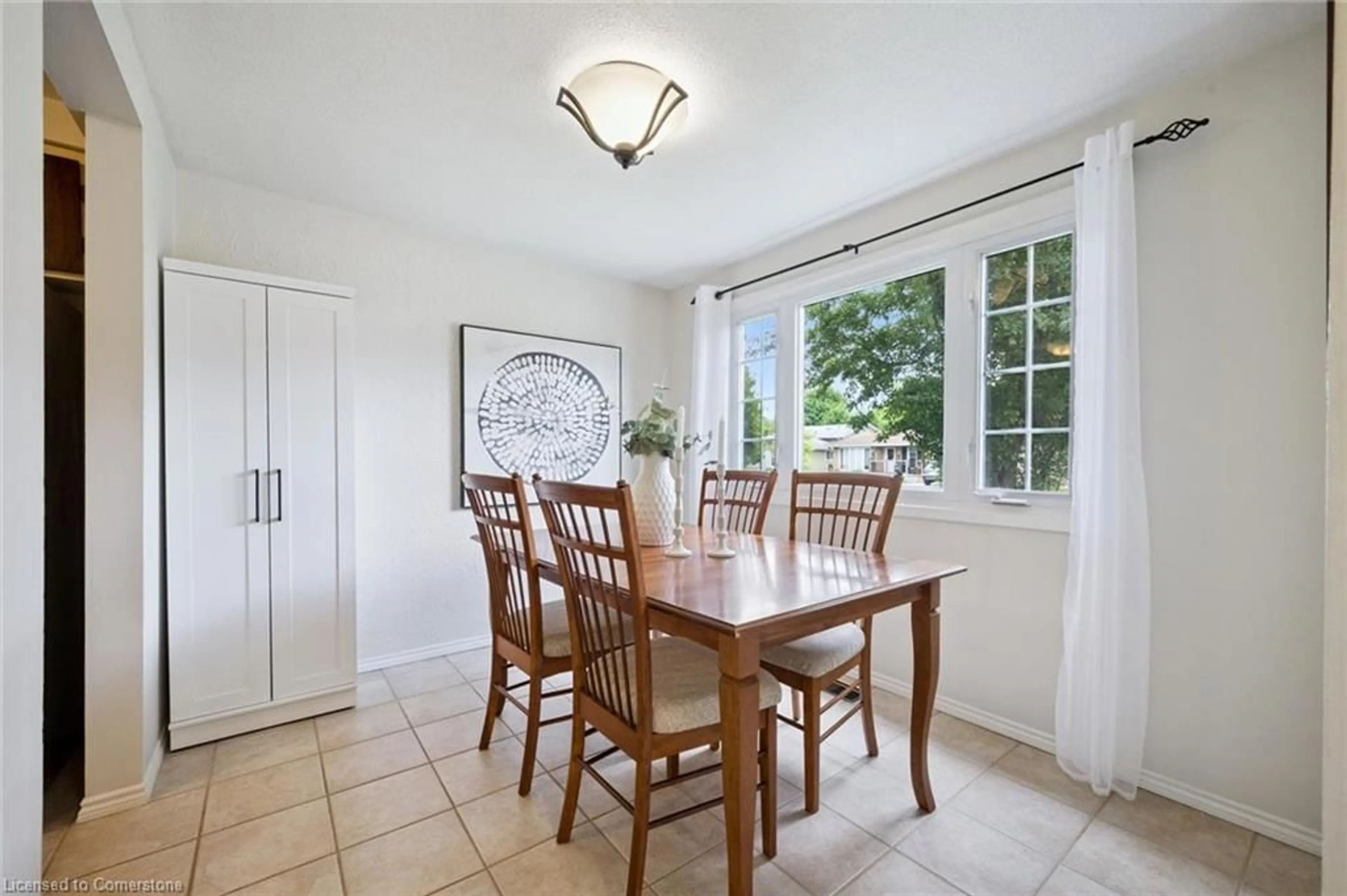 Dining room, ceramic/tile floor for 132 Greendale Cres, Kitchener Ontario N2A 2R6