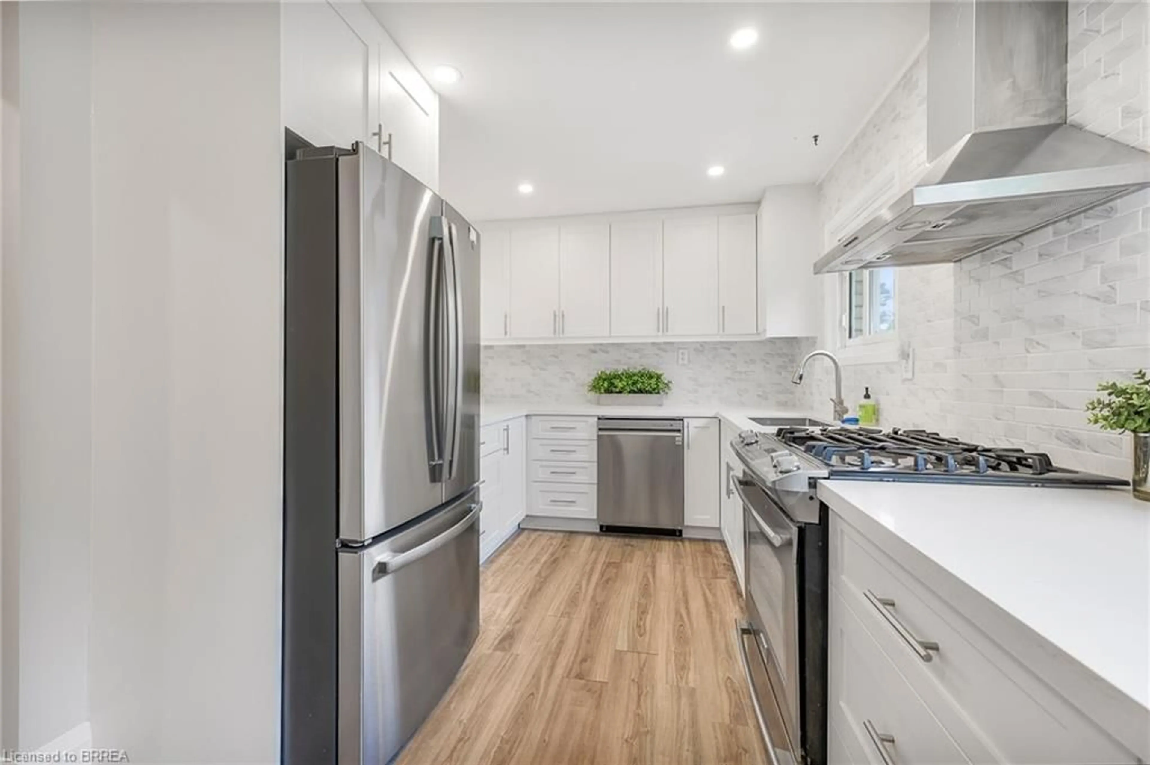 Contemporary kitchen, unknown for 94 Appleford Rd, Hamilton Ontario L9C 6B8