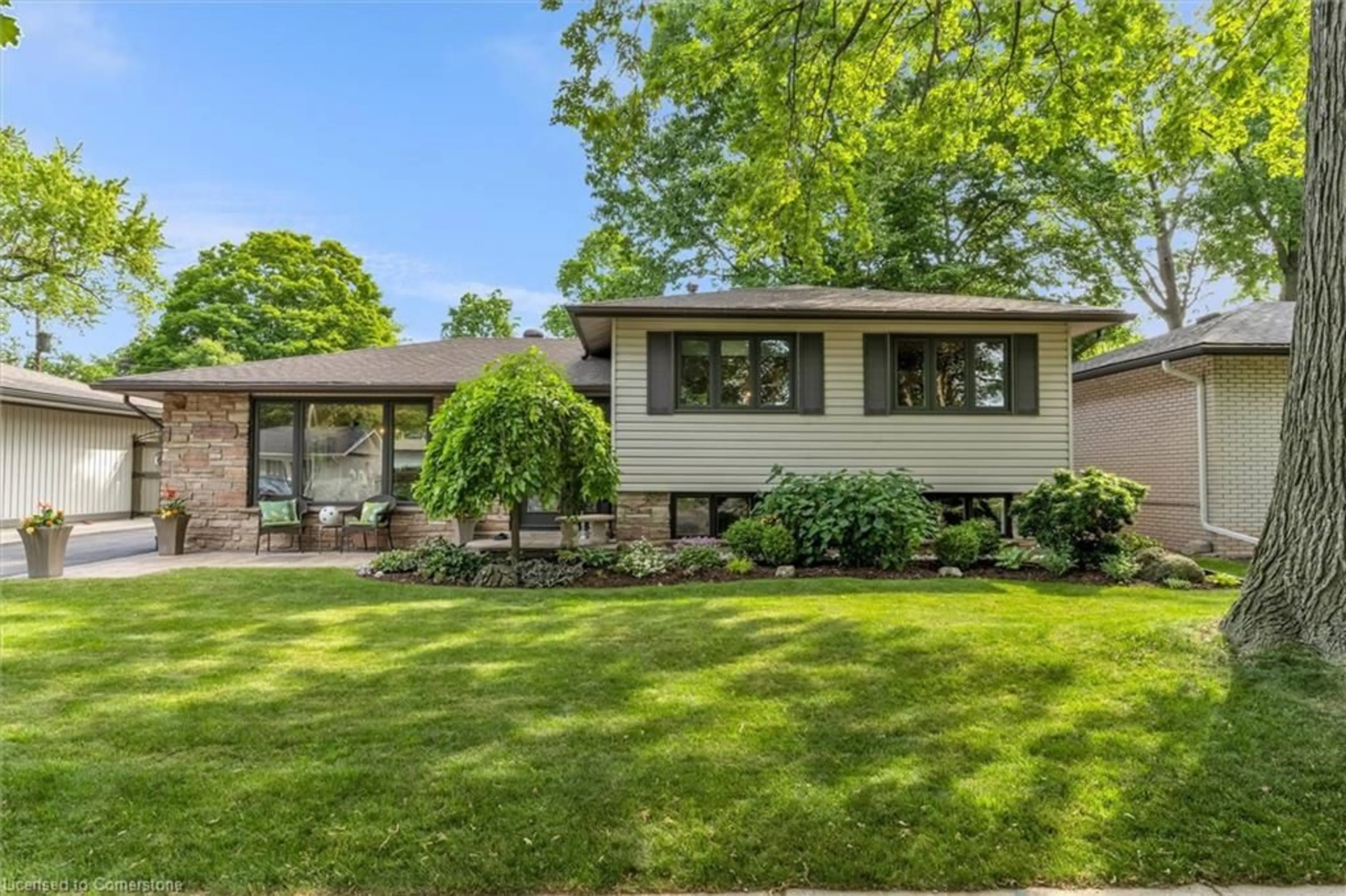 Home with brick exterior material, street for 489 Wedgewood Dr, Burlington Ontario L7L 4J1