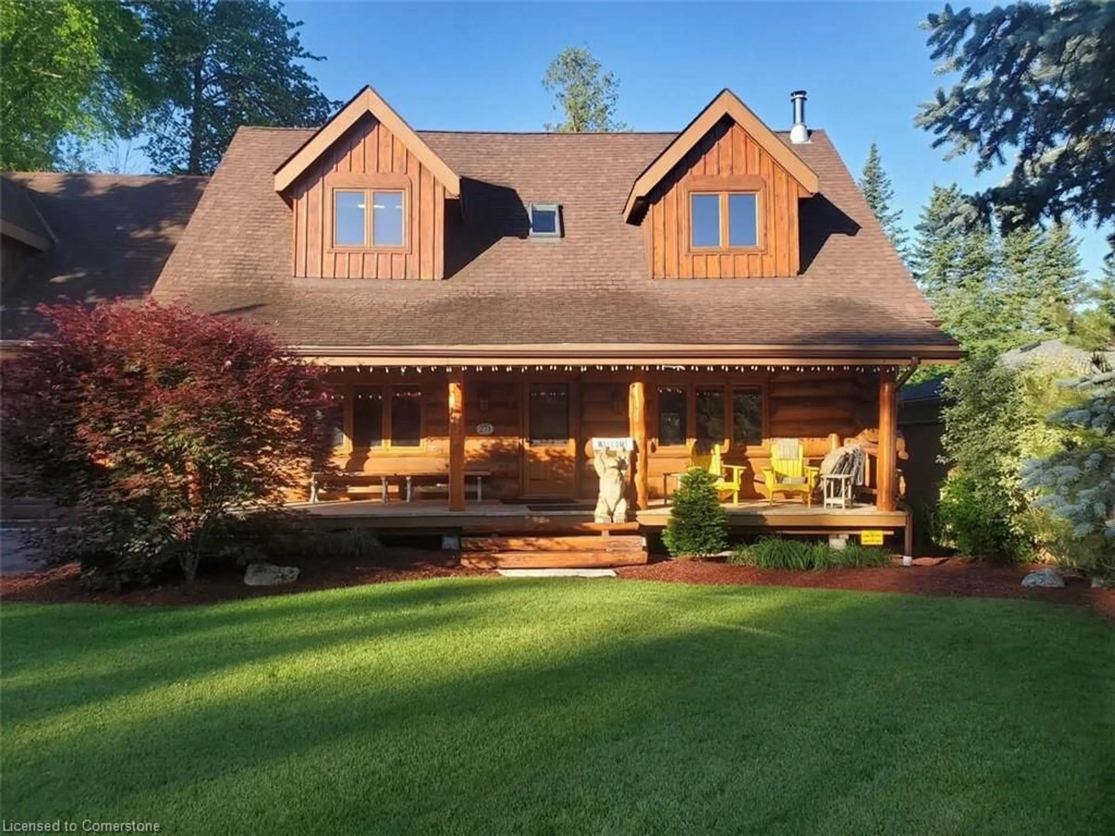 A pic from outside/outdoor area/front of a property/back of a property/a pic from drone, unknown for 271 Bay St, Southampton Ontario N0H 2L0