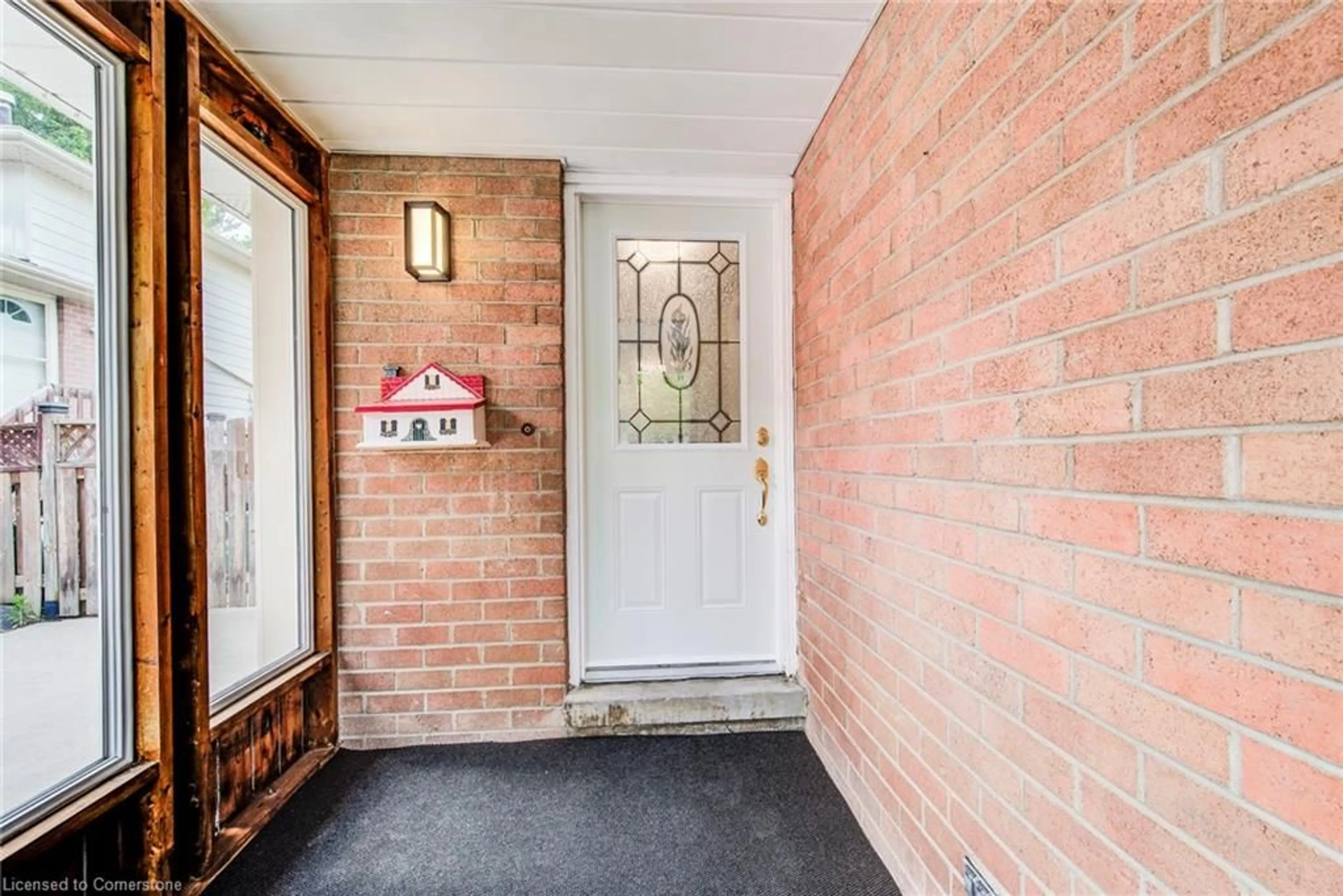 Indoor foyer for 114 Markwood Dr, Kitchener Ontario N2M 2H6