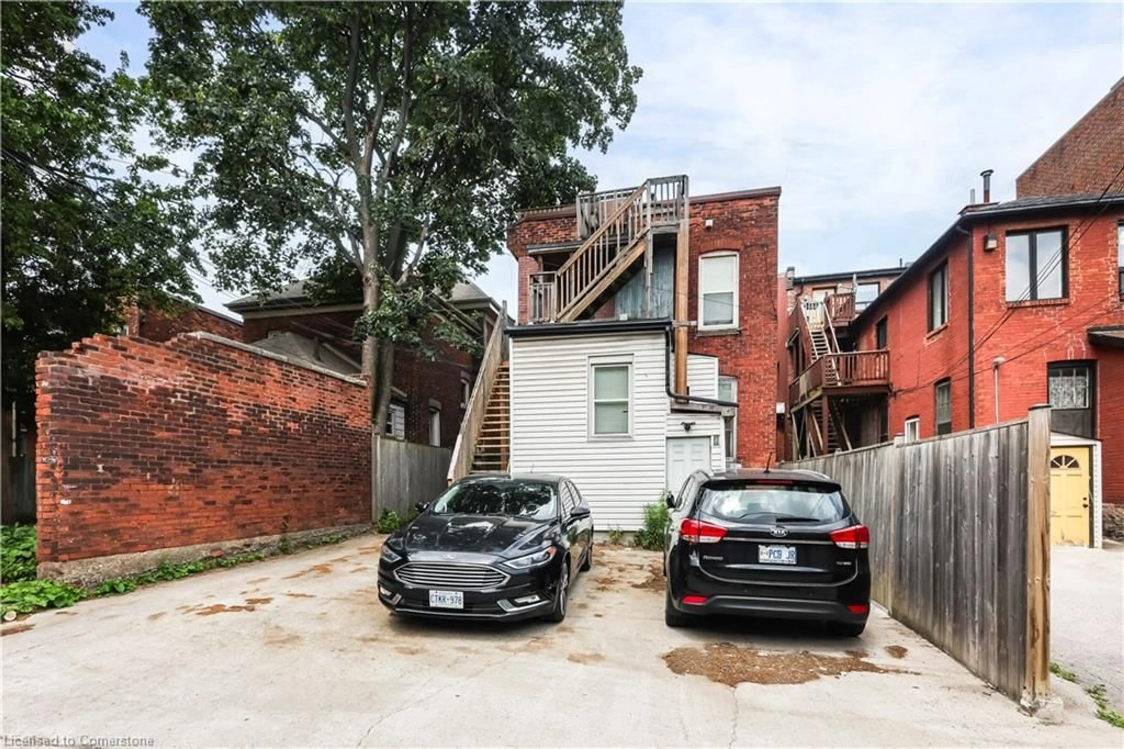 A pic from outside/outdoor area/front of a property/back of a property/a pic from drone, street for 47 Wellington St, Hamilton Ontario L8N 2P9