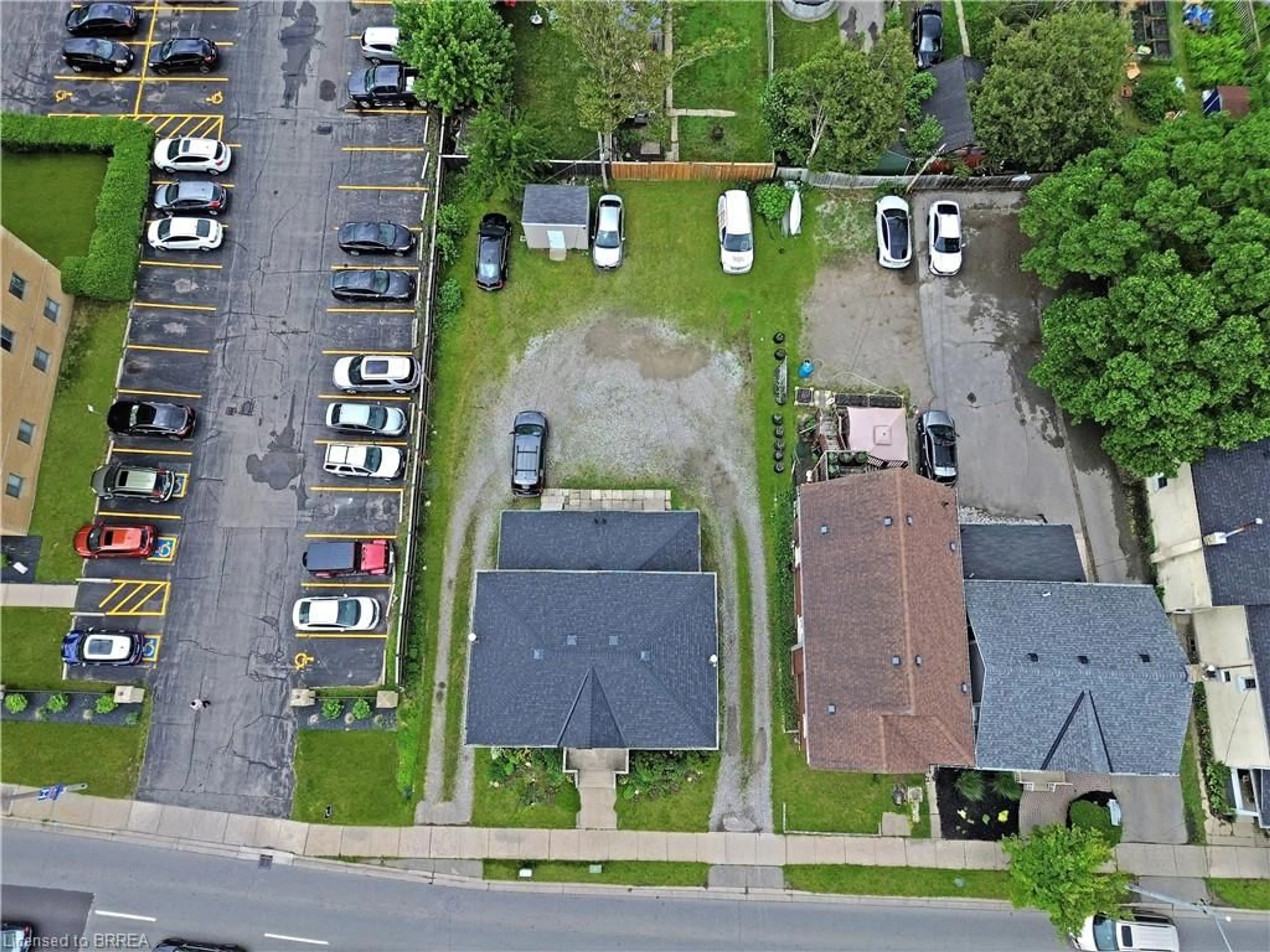A pic from outside/outdoor area/front of a property/back of a property/a pic from drone, street for 273 Brant Ave, Brantford Ontario N3T 3J6