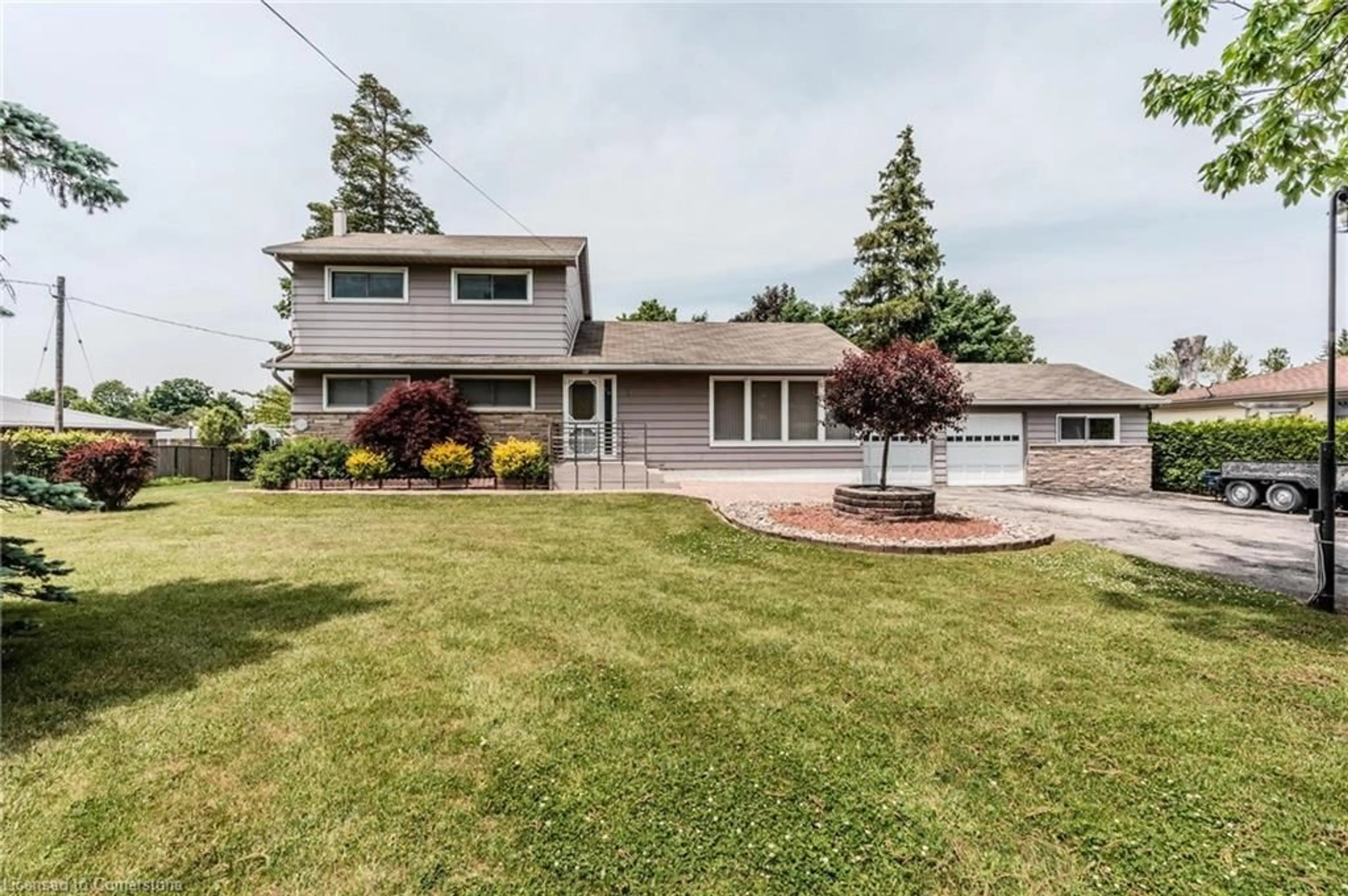 Home with vinyl exterior material, street for 20 Mc Kay St E St, Cayuga Ontario N0A 1E0