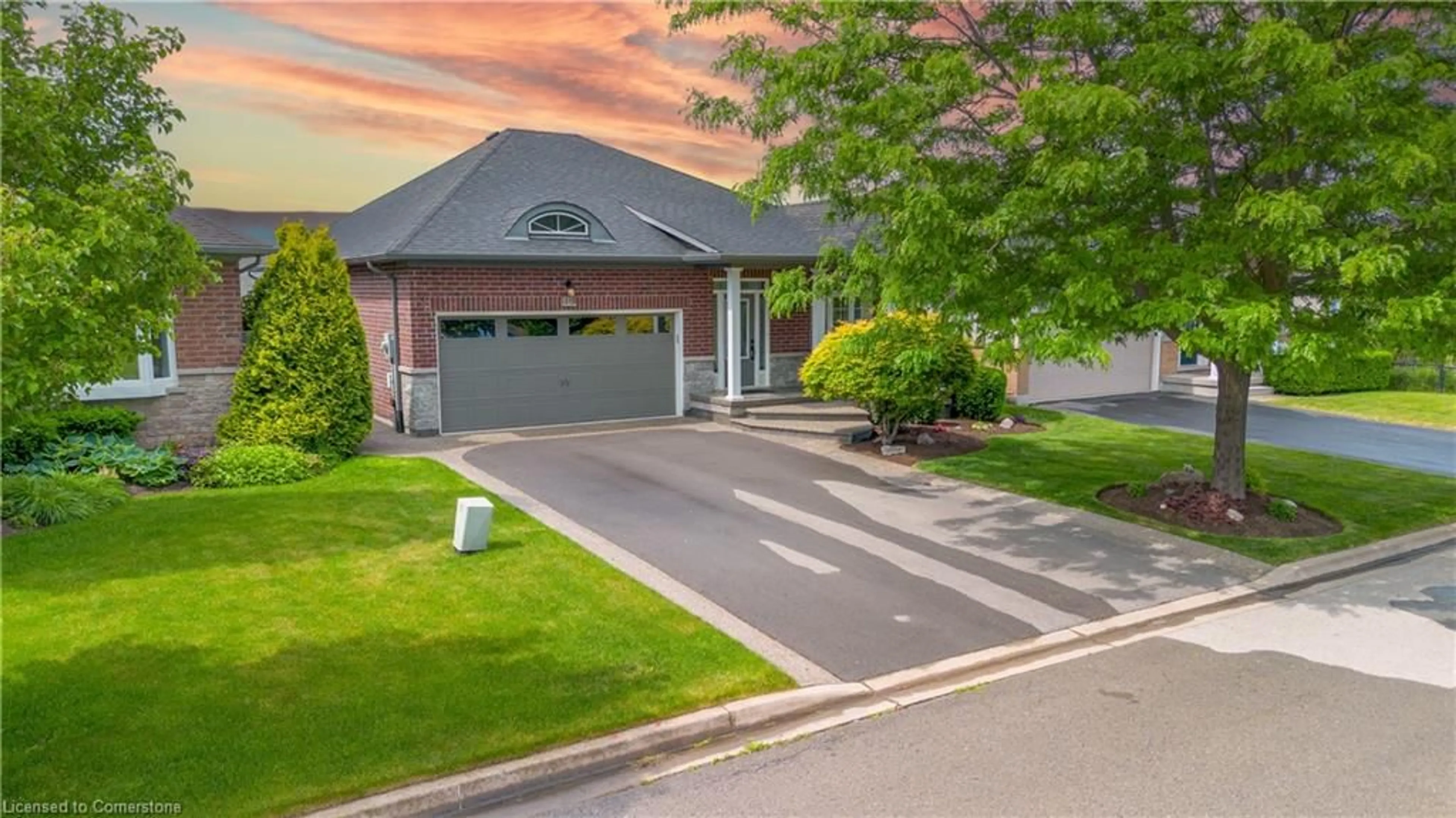 A pic from outside/outdoor area/front of a property/back of a property/a pic from drone, street for 19 Sidare Crt, Grimsby Ontario L3M 4E8