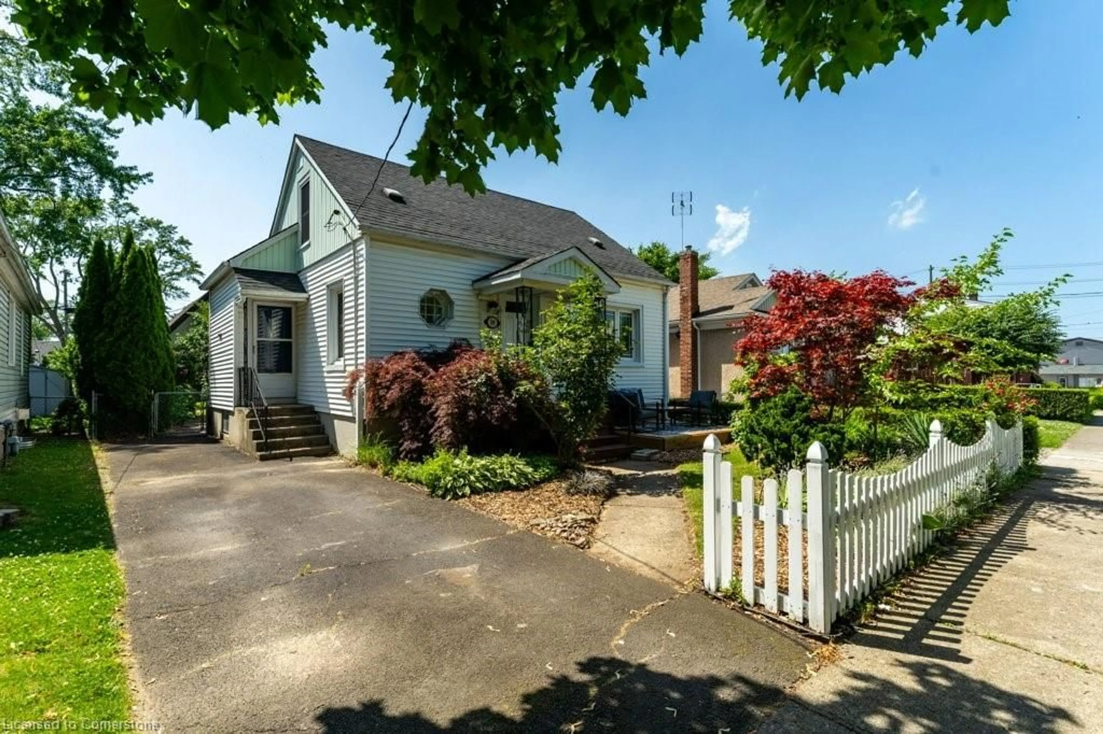 A pic from outside/outdoor area/front of a property/back of a property/a pic from drone, street for 19 Columbia St, St. Catharines Ontario L2R 5H5