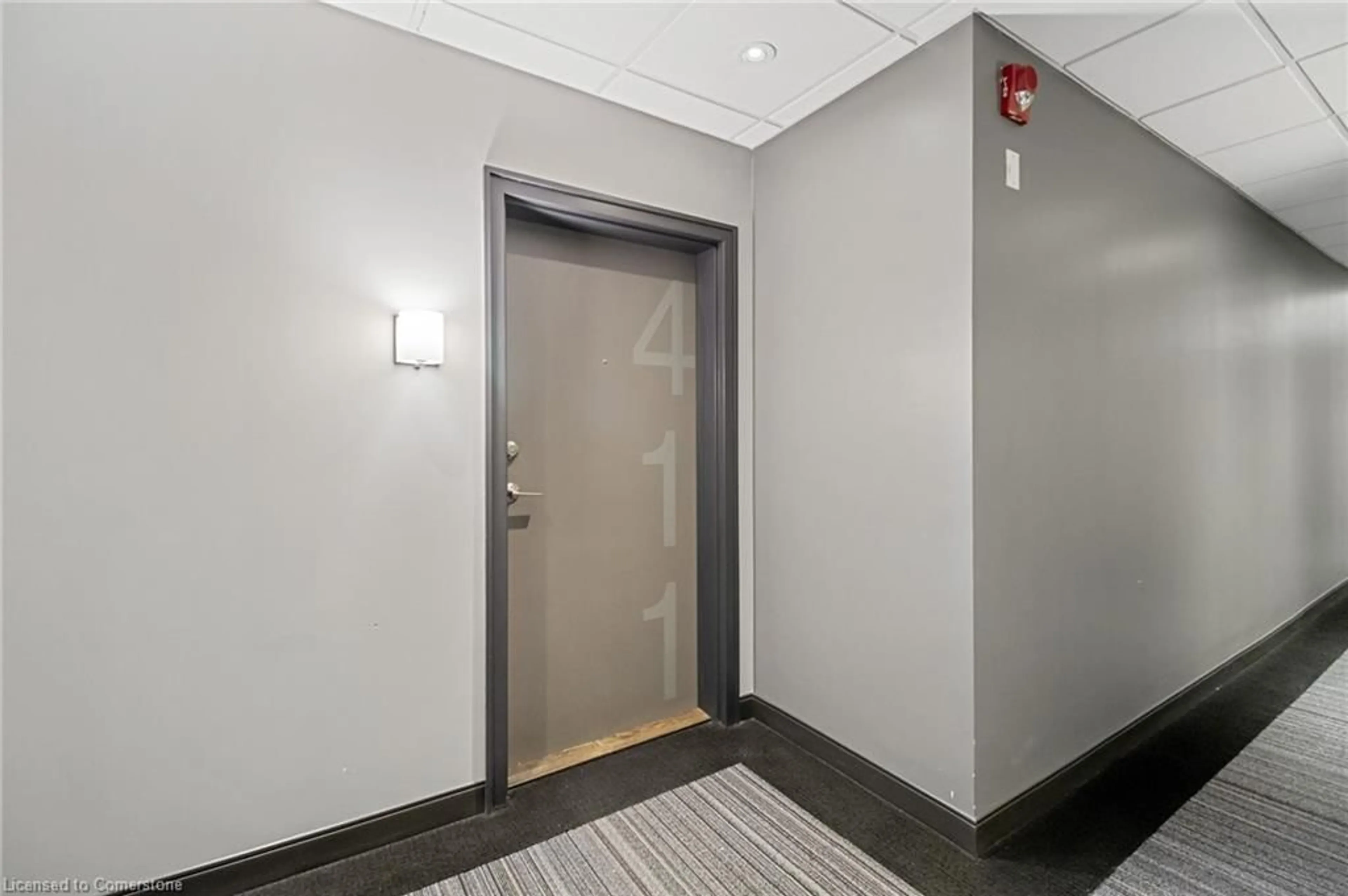 Indoor foyer for 520 North Service Road Rd #11, Grimsby Ontario L3M 4E8