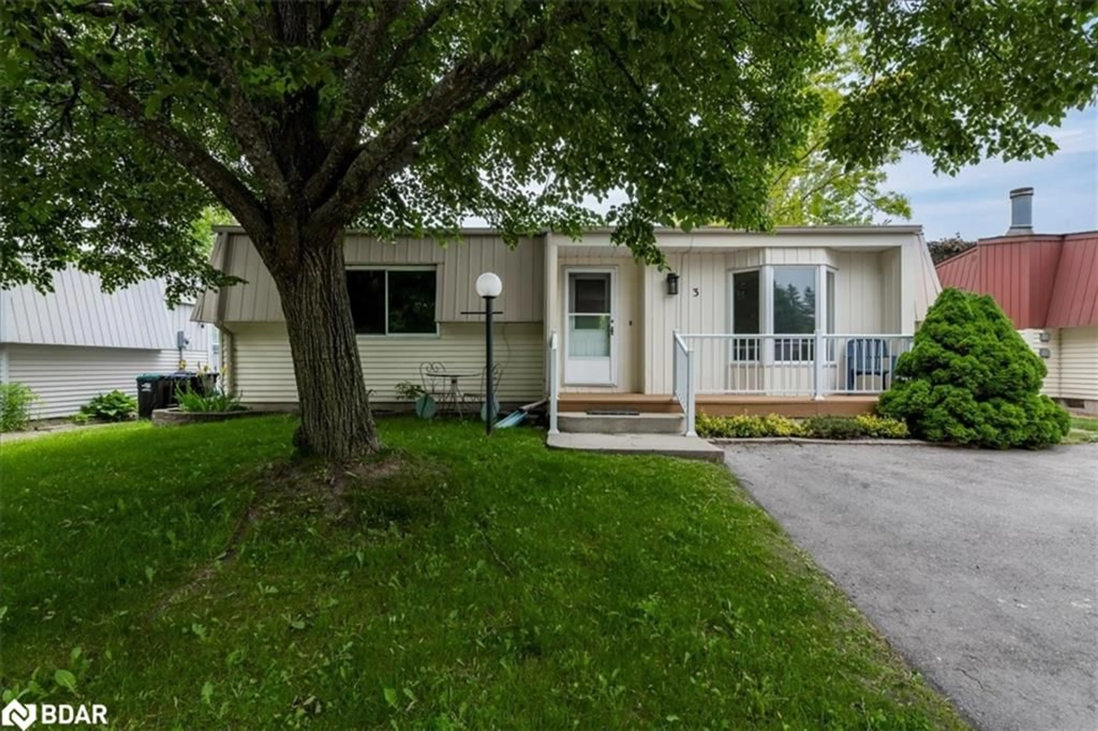 Home with vinyl exterior material, street for 3 Comforts Cove, Innisfil Ontario L9S 1S3