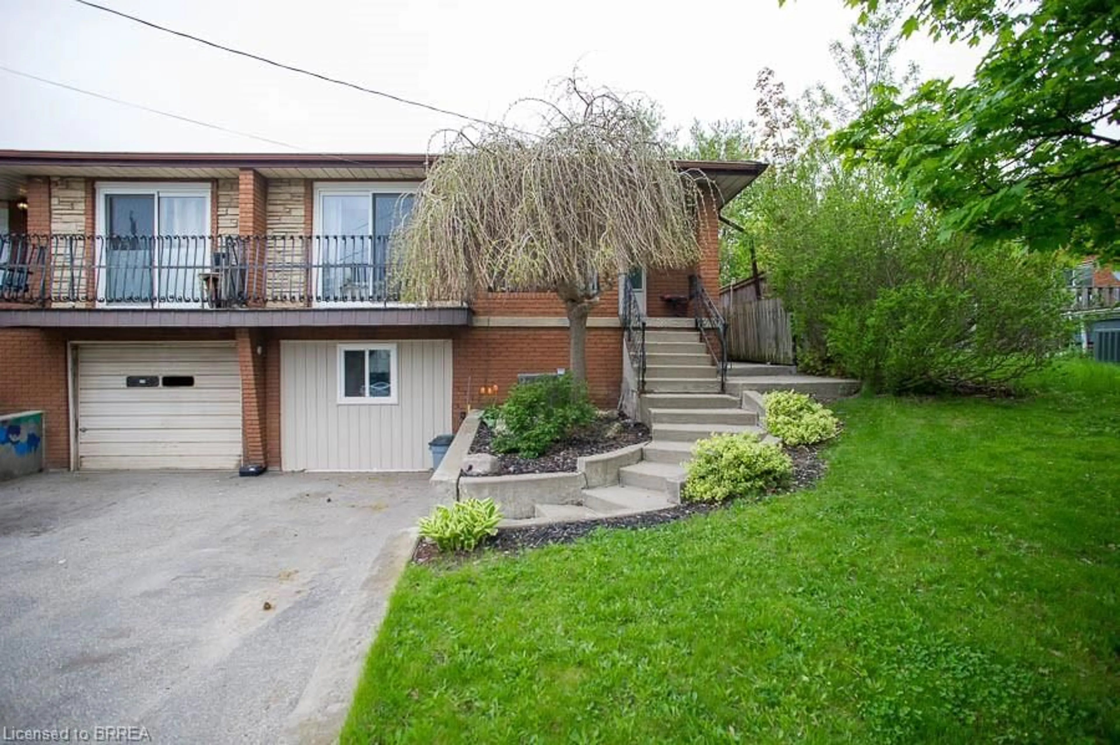 Patio, street for 264B Bruce St, Brantford Ontario N3S 4Z9