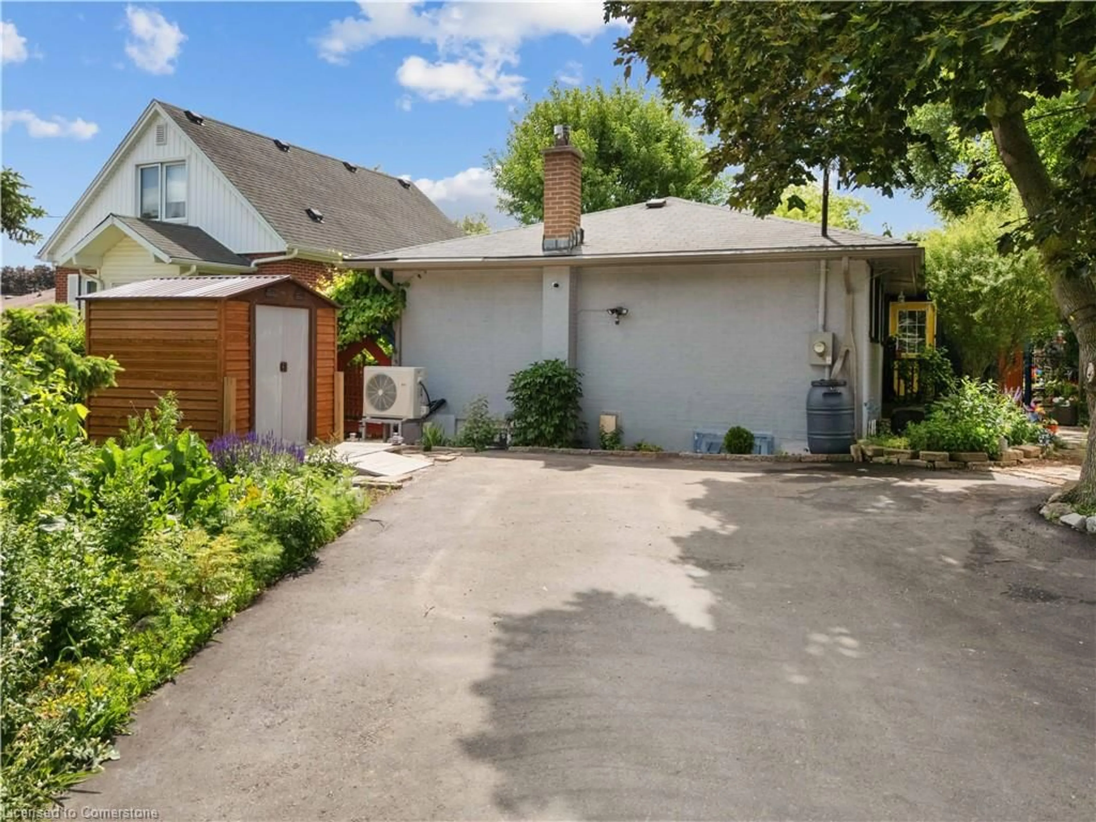 A pic from outside/outdoor area/front of a property/back of a property/a pic from drone, street for 309 Southill Dr, Kitchener Ontario N2A 2R2