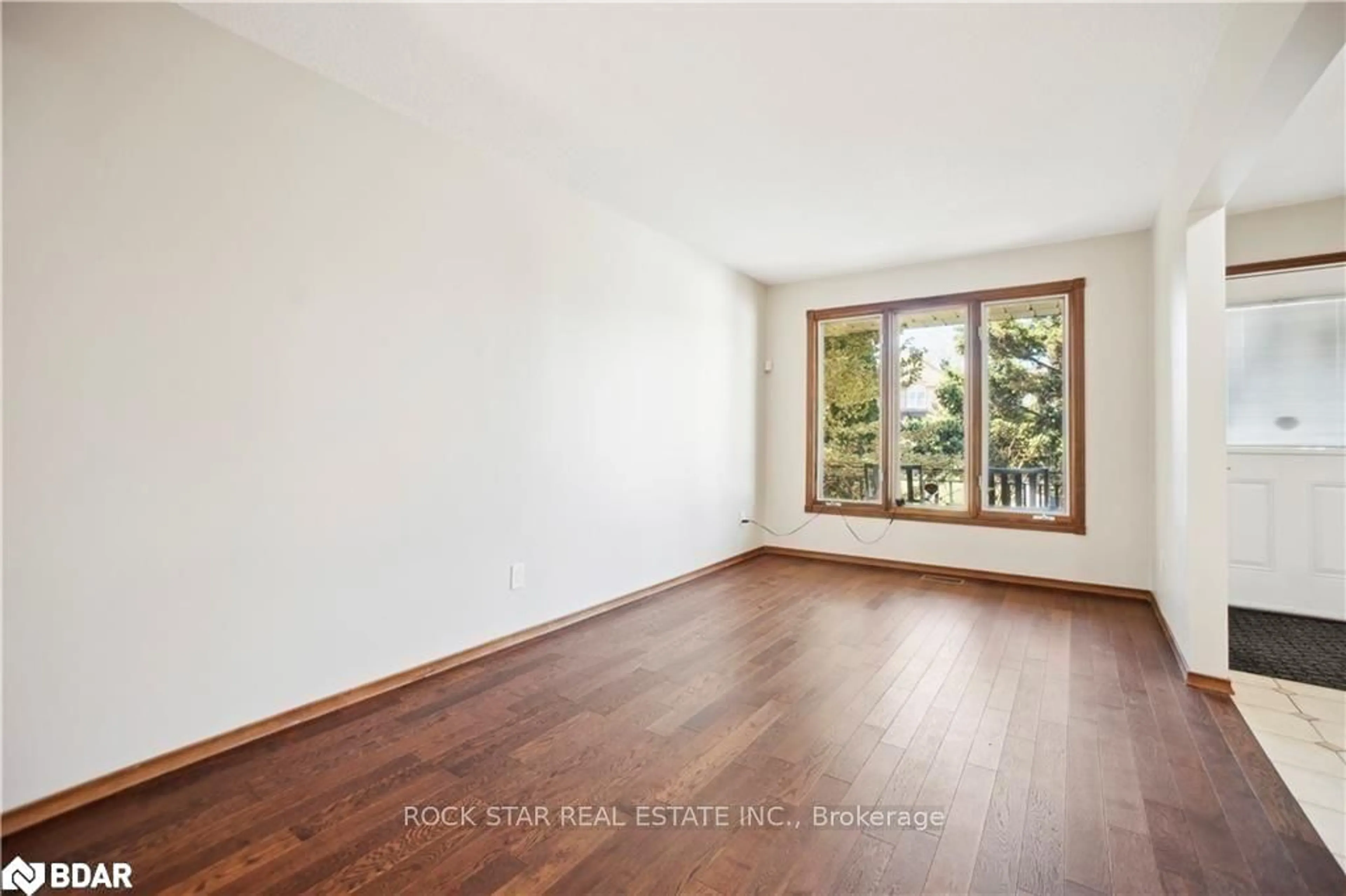 A pic of a room for 11 Herbert Crt, Hamilton Ontario L8E 5A6