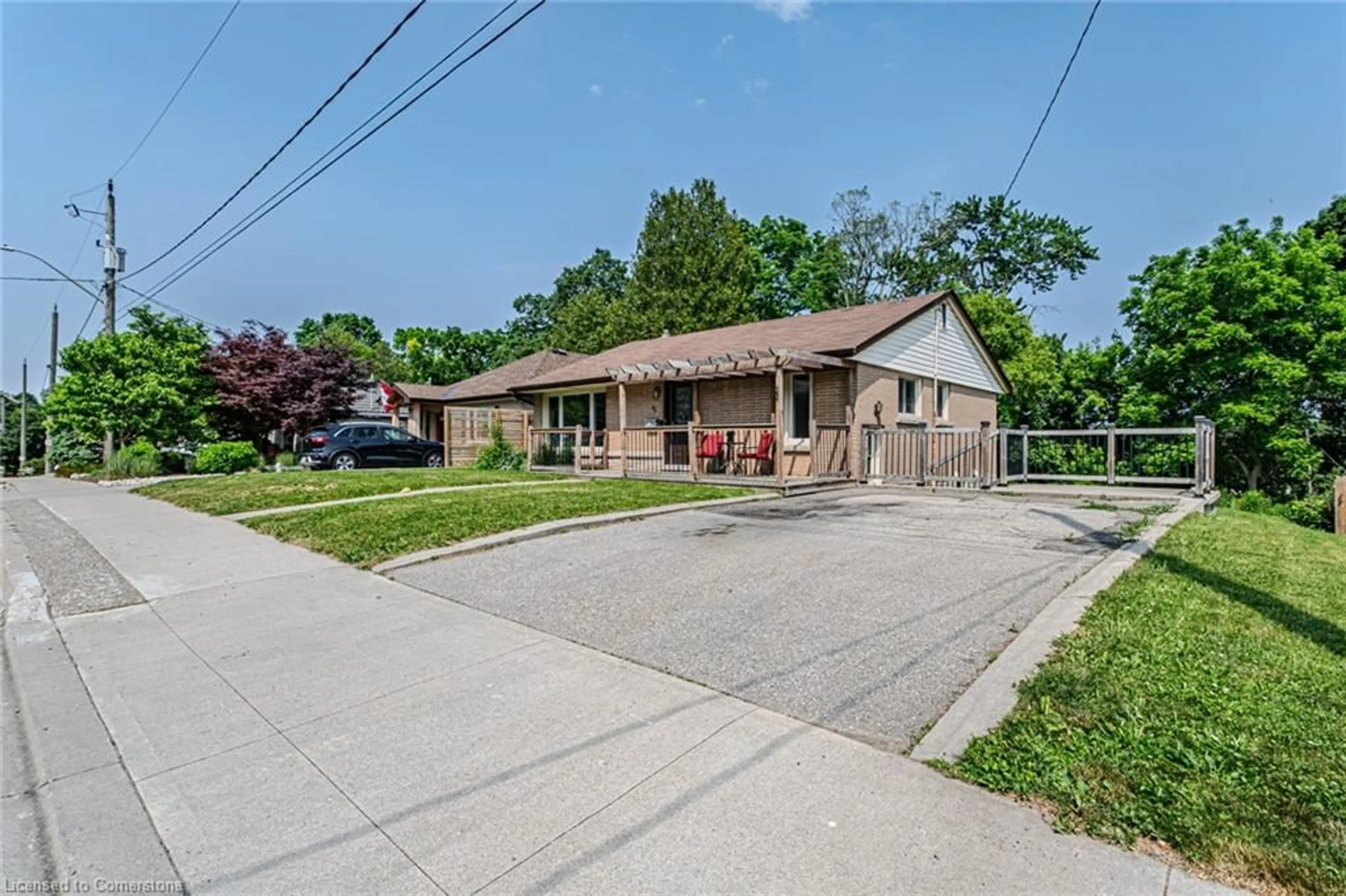 A pic from outside/outdoor area/front of a property/back of a property/a pic from drone, street for 95 Berkley Rd, Cambridge Ontario N1S 3G8